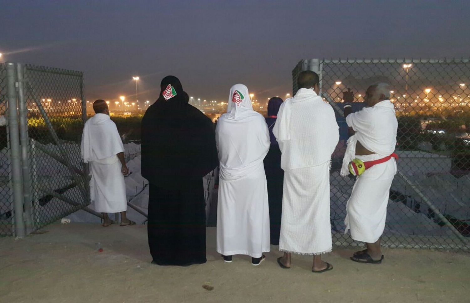 ދިވެހި ހައްޖާޖީން ސެޕްޓެމްބަރު 11، 2016 ދުވަހު އަރަފާތު ބިމުގައި. މި އަހަރު ދެ މިލިއަނެއްހާ މީހުން ހައްޖުގެ އަޅުކަން އަދާކުރާނެ. -- ފޮޓޯ: އަހްމަދު އަބްދުﷲ ސައީދު/މިހާރު