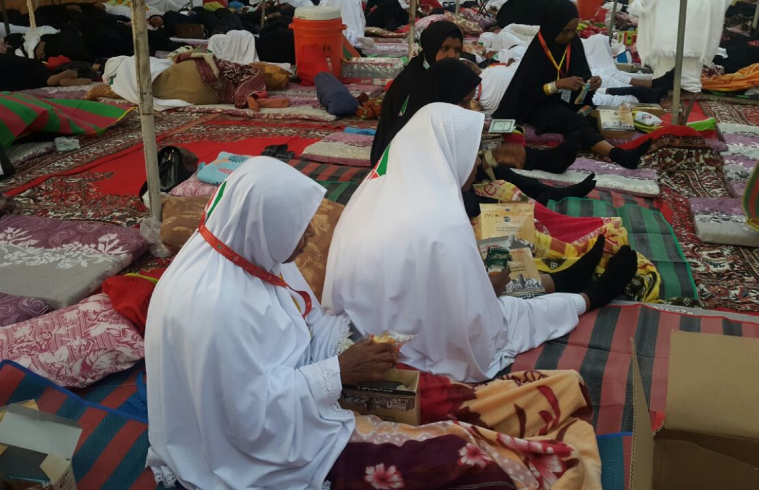 ދިވެހި ހައްޖާޖީން ސެޕްޓެމްބަރު 11، 2016 ދުވަހު އަރަފާތު ބިމުގައި. މި އަހަރު ދެ މިލިއަނެއްހާ މީހުން ހައްޖުގެ އަޅުކަން އަދާކުރާނެ. -- ފޮޓޯ: އަހްމަދު އަބްދުﷲ ސައީދު/މިހާރު