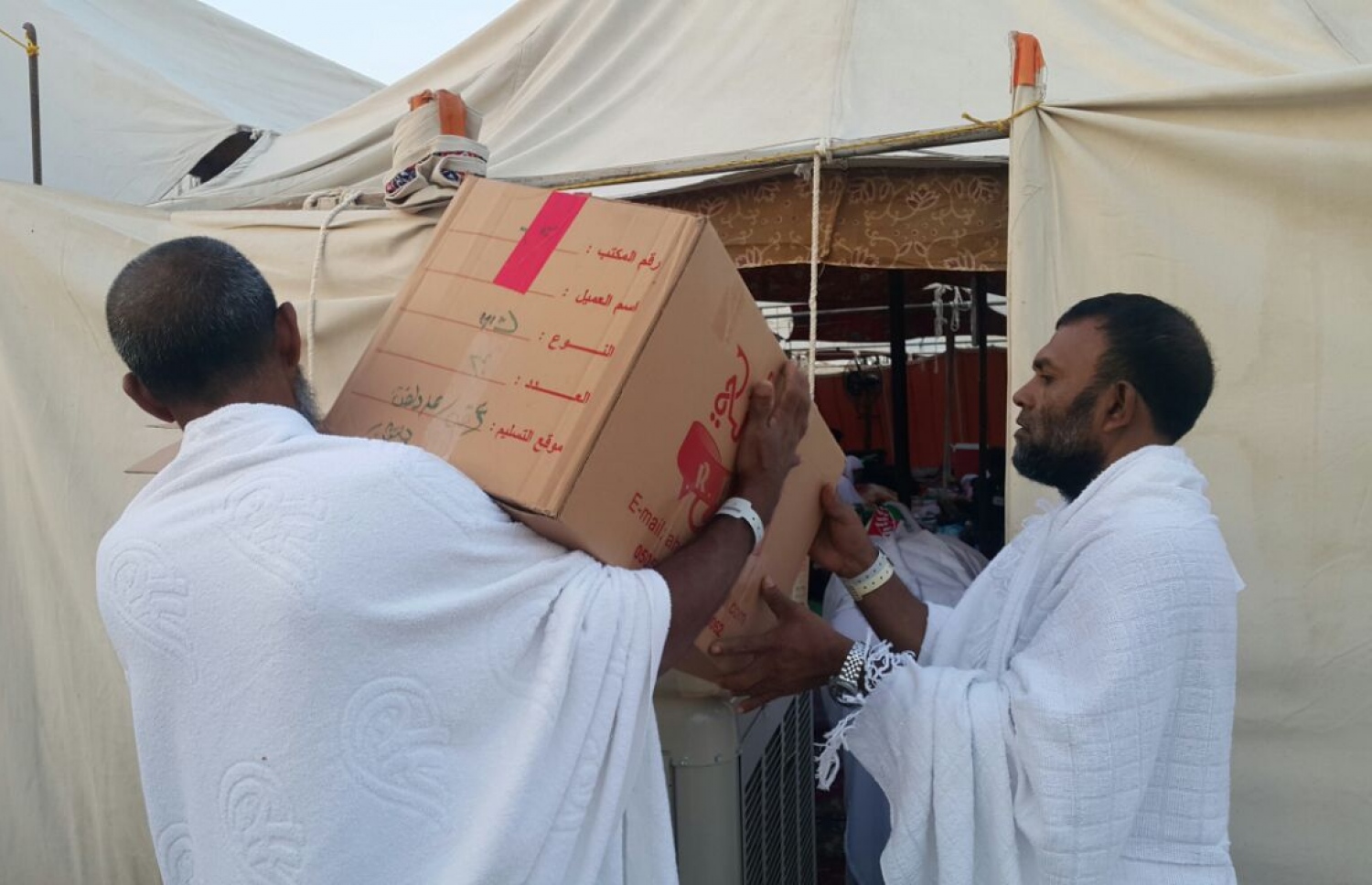 ދިވެހި ހައްޖާޖީން ސެޕްޓެމްބަރު 11، 2016 ދުވަހު އަރަފާތު ބިމުގައި. މި އަހަރު ދެ މިލިއަނެއްހާ މީހުން ހައްޖުގެ އަޅުކަން އަދާކުރާނެ. -- ފޮޓޯ: އަހްމަދު އަބްދުﷲ ސައީދު/މިހާރު