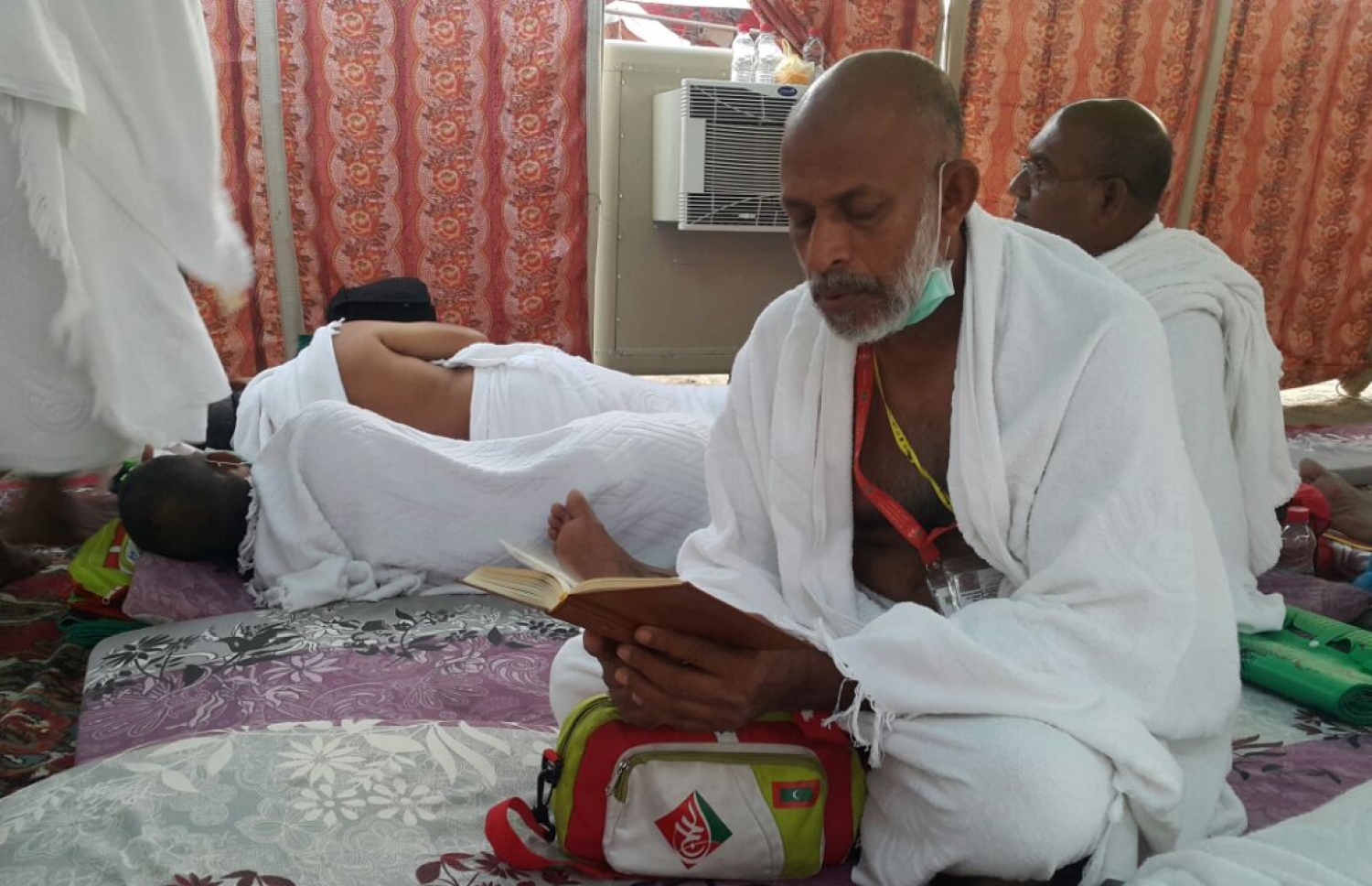 ހައްޖާޖީން އަރަފާތުގައި. މި އަހަރު ދެ މިލިއަނެއްހާ މީހުން ހައްޖުގެ އަޅުކަން އަދާކުރާނެ. -- ފޮޓޯ: އަހްމަދު އަބްދުﷲ ސައީދު/މިހާރު