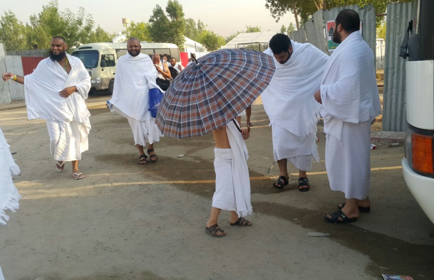 ހައްޖާޖީން އަރަފާތުގައި. މި އަހަރު ދެ މިލިއަނެއްހާ މީހުން ހައްޖުގެ އަޅުކަން އަދާކުރާނެ. -- ފޮޓޯ: އަހްމަދު އަބްދުﷲ ސައީދު/މިހާރު