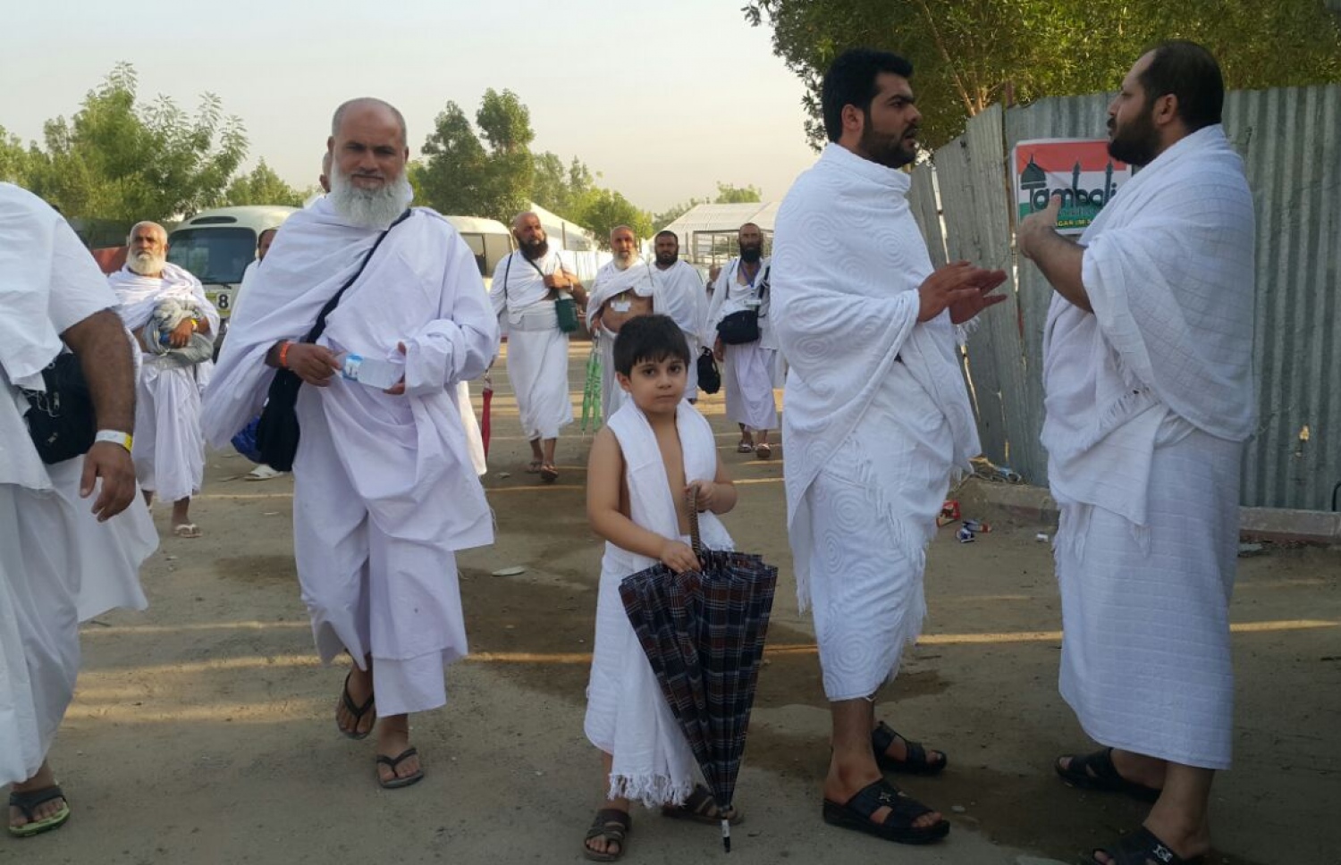 ހައްޖާޖީން އަރަފާތުގައި. މި އަހަރު ދެ މިލިއަނެއްހާ މީހުން ހައްޖުގެ އަޅުކަން އަދާކުރާނެ. -- ފޮޓޯ: އަހްމަދު އަބްދުﷲ ސައީދު/މިހާރު