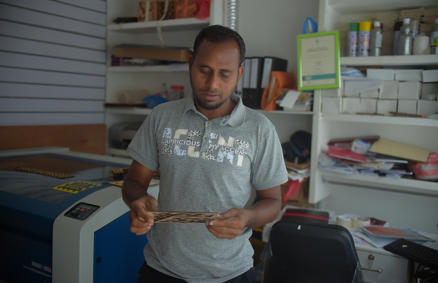 ފަރުހާދު އޭނާގެ އަމިއްލަ އޮފީހުގައި: ކެލިގްރަފީ އާއި ޑިޒައިންކުރުންތަކުގެ މައުރަޒެއް ބާއްވަން އަންނަނީ ތައްޔާރުވަމުން. --ފޮޓޯ: މުހައްމަދު ޝަރުހާން