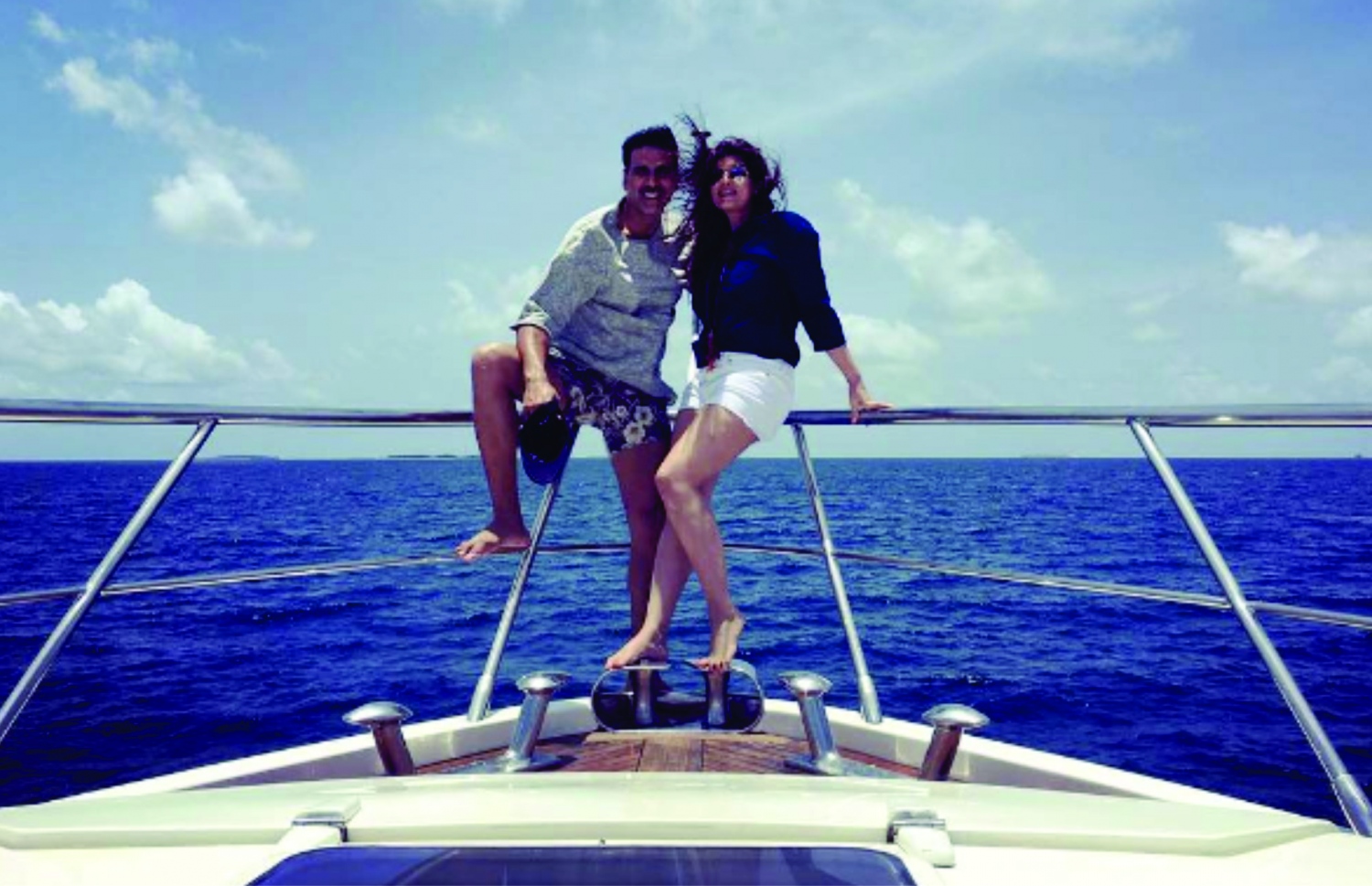 އަކްޝޭ އަންހެނުން ޓްވިންކަލް ކަންނާއާ އެކު.