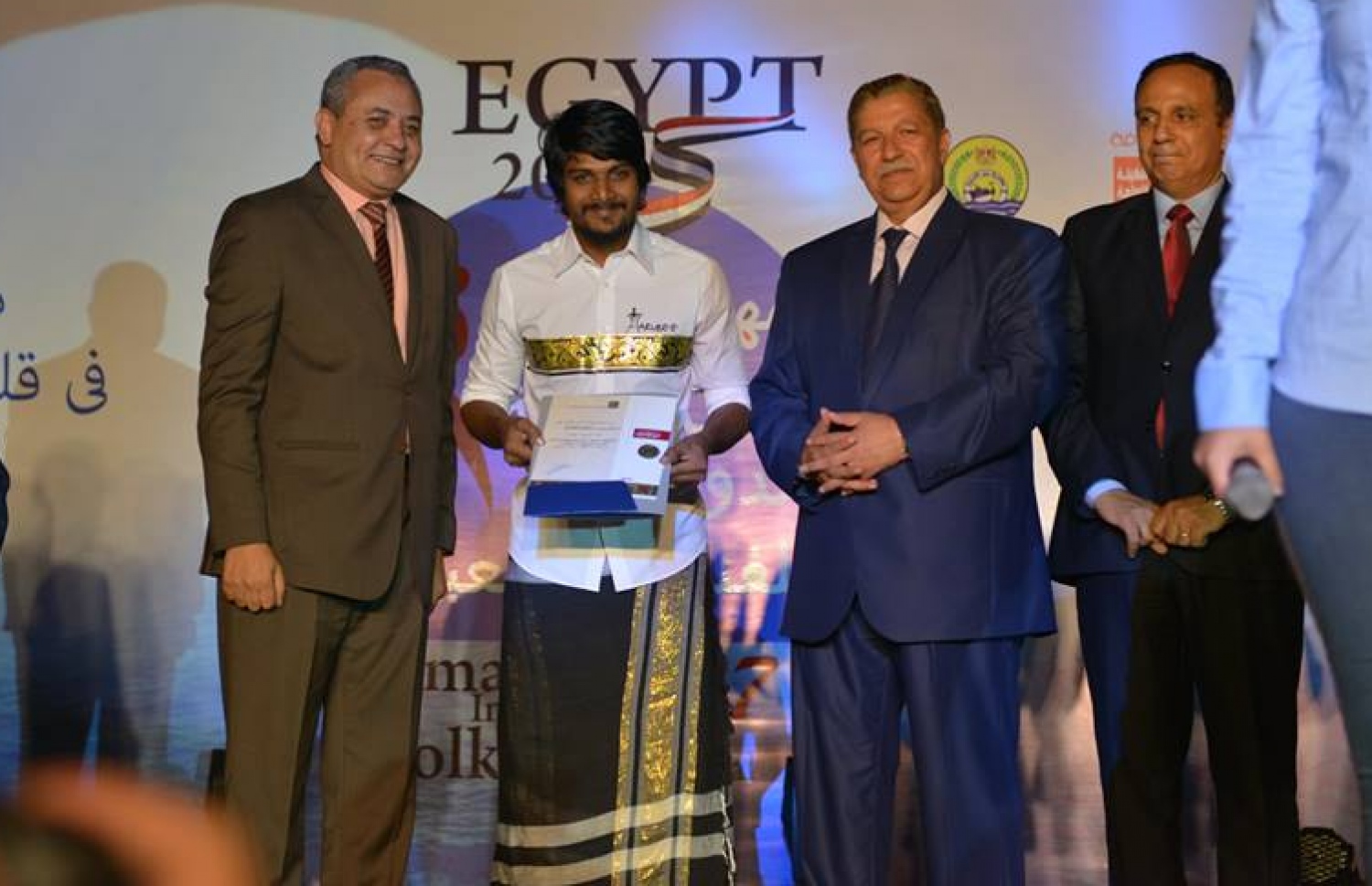 ހަރުބީން ފެސްޓިވަލްގައި ބައިވެރިވުމުން ލިބުނު ހަނދާނީ ލިޔުމާ އެކު މަންޑޭ. ފޮޓޯ: ހަރުބީ