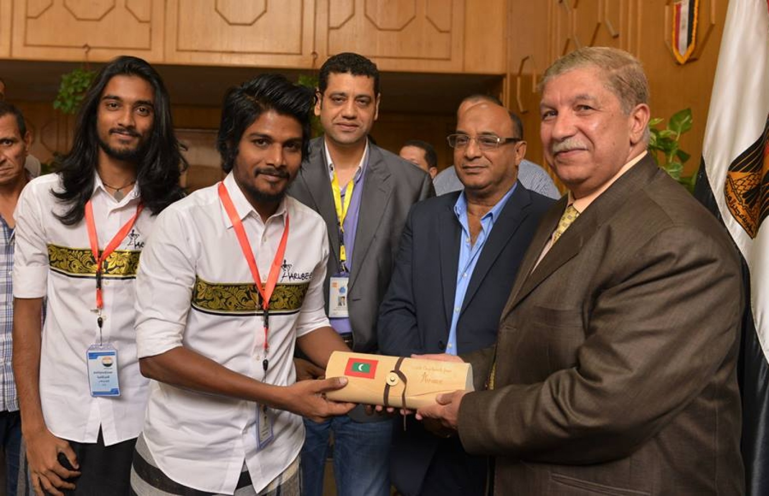 ހަރުބީގެ ފަރާތުން އިސްމައިލިއާގެ މޭޔަރަށް ހަނދާނީ ހަދިޔާއެއް އަރުވަނީ. ފޮޓޯ: ހަރުބީ