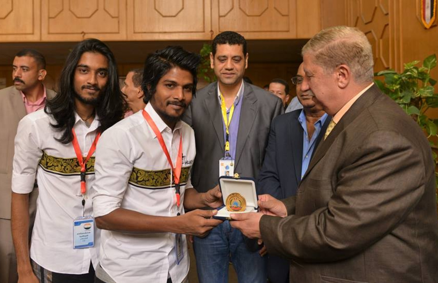 އިސްމައިލިއާގެ މޭޔަރު ހަރުބީ އަށް ހަނދާނީ ހަދިޔާއެއް އަރުވަނީ. ފޮޓޯ: ހަރުބީ