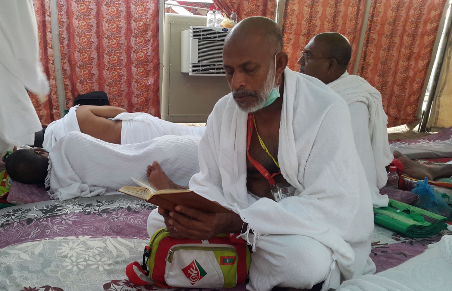 އަރަފާތު ދުވަހު ދިވެހި ބައެއް ހައްޖުވެރިން އަރަފާތު ބިމުގައި ޓެންޓުގައި ތިބެ ﷲ އަށް ދުއާ ދަންނަވަނީ. --ފޮޓޯ: އަހްމަދު އަބްދުﷲ ސައީދު/މިހާރު