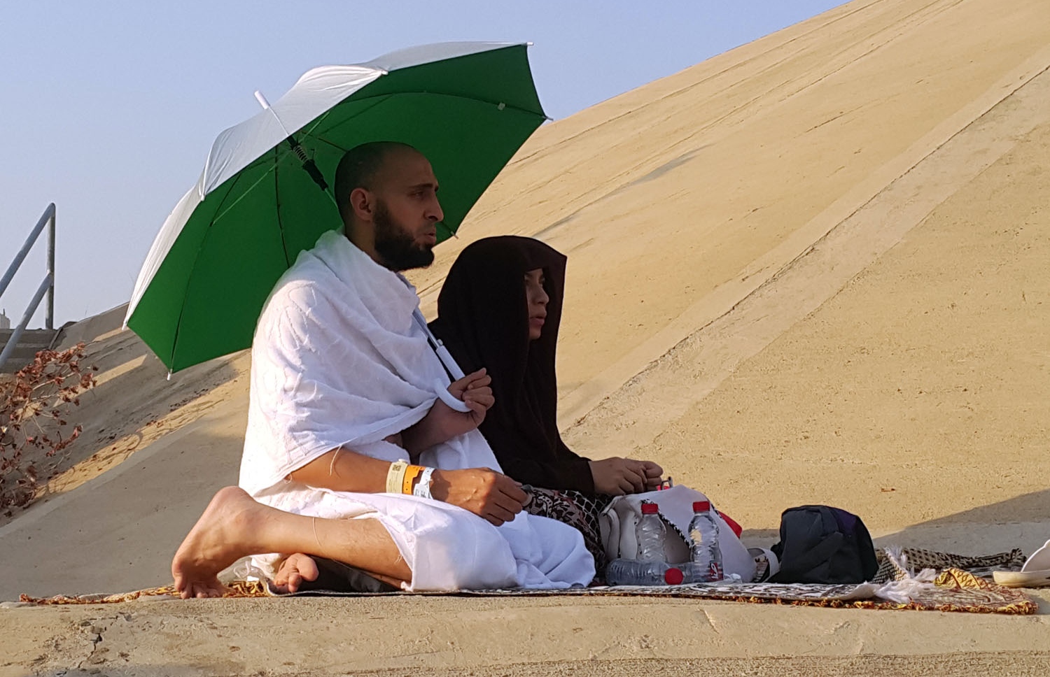 އަރަފާތު ދުވަހުގެ މެންދުރު ވަގުތު ދެ ހައްޖުވެރިން އަރަފާތު ބިމުގައި ތިބެ ﷲ އަށް ދުއާ ދަންނަވަނީ. --ފޮޓޯ: އަހްމަދު އަބްދުﷲ ސައީދު/މިހާރު