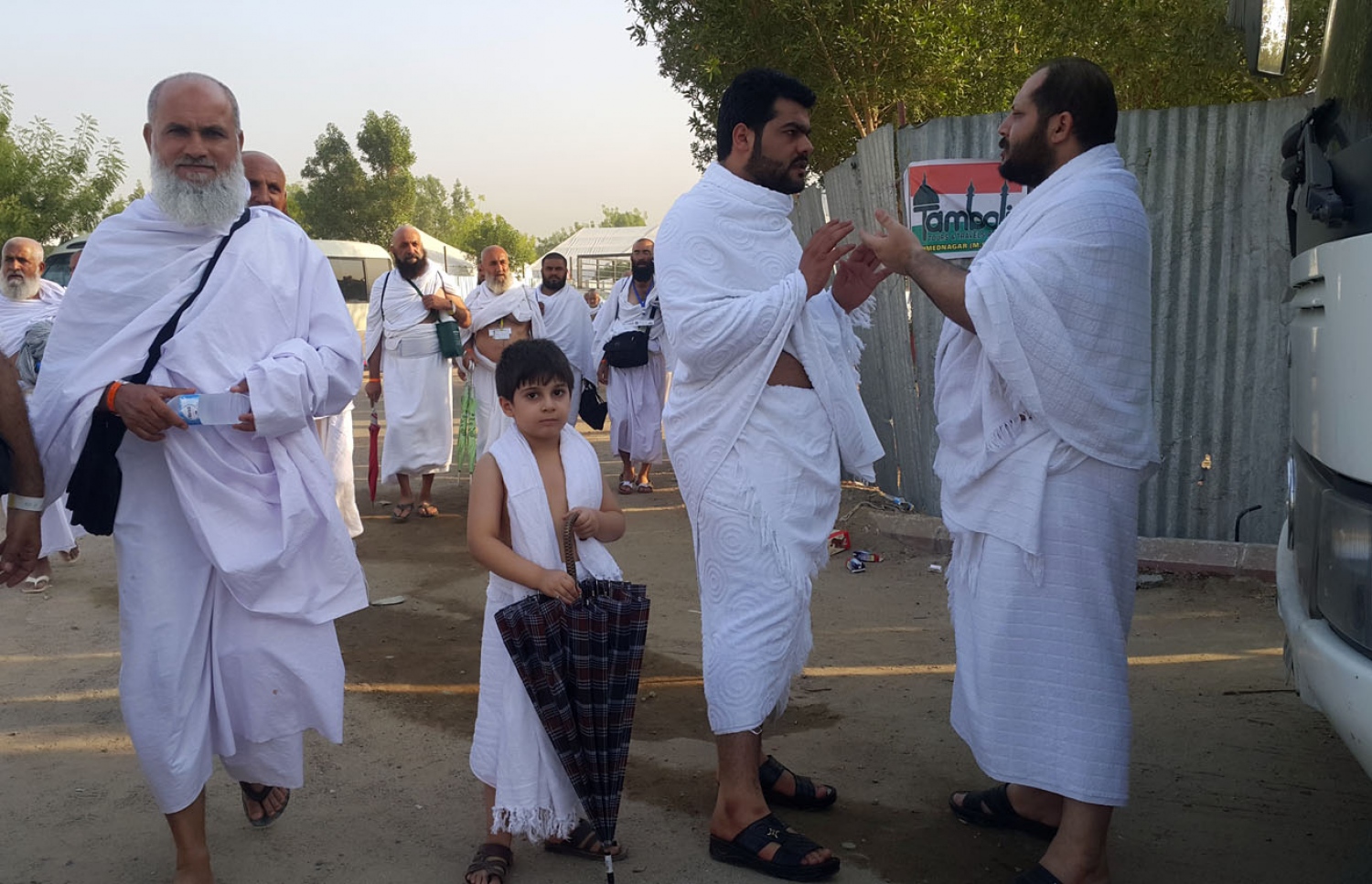 ބޭރު ގައުމެއްގެ ހައްޖުވެރި އާއިލާއެއްގެ ބަޔަކު އަރަފާތު ބިމުގައި. --ފޮޓޯ: އަހްމަދު އަބްދުﷲ ސައީދު/މިހާރު