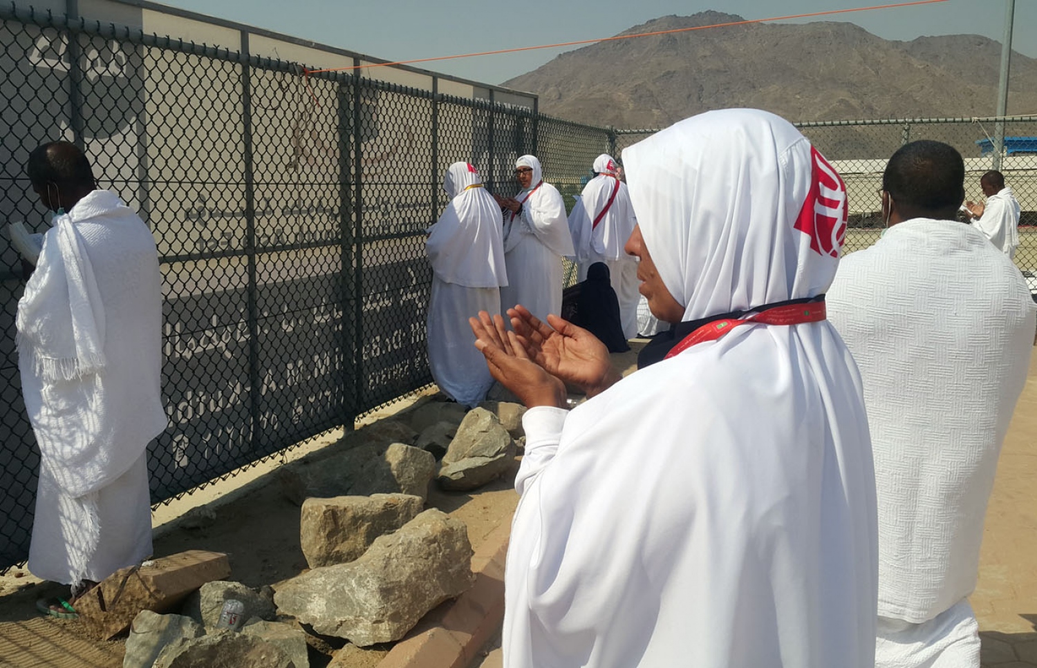 އަރަފާތު ދުވަހުގެ މެންދުރު ވަގުތު ދިވެހި އަންހެން ހައްޖުވެރިއަކު އަރަފާތު ބިމުގައި ހުރެ ﷲ އަށް ދުއާ ދަންނަވަނީ. --ފޮޓޯ: އަހްމަދު އަބްދުﷲ ސައީދު/މިހާރު