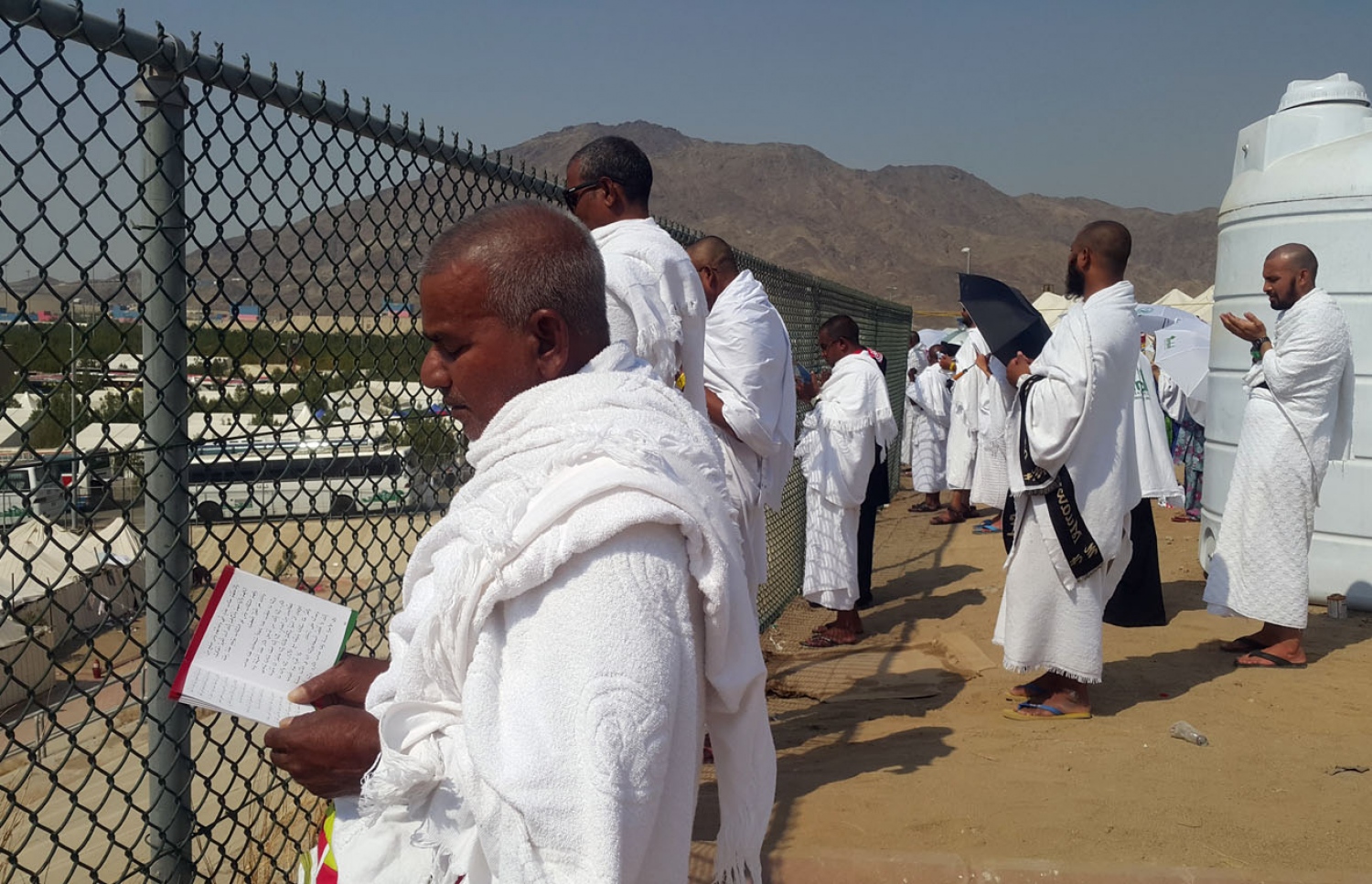 އަރަފާތު ދުވަހުގެ މެންދުރު ވަގުތު ބައެއް ހައްޖުވެރިން އަރަފާތު ބިމުގައި ތިބެ ﷲ އަށް ދުއާ ދަންނަވަނީ. --ފޮޓޯ: އަހްމަދު އަބްދުﷲ ސައީދު/މިހާރު