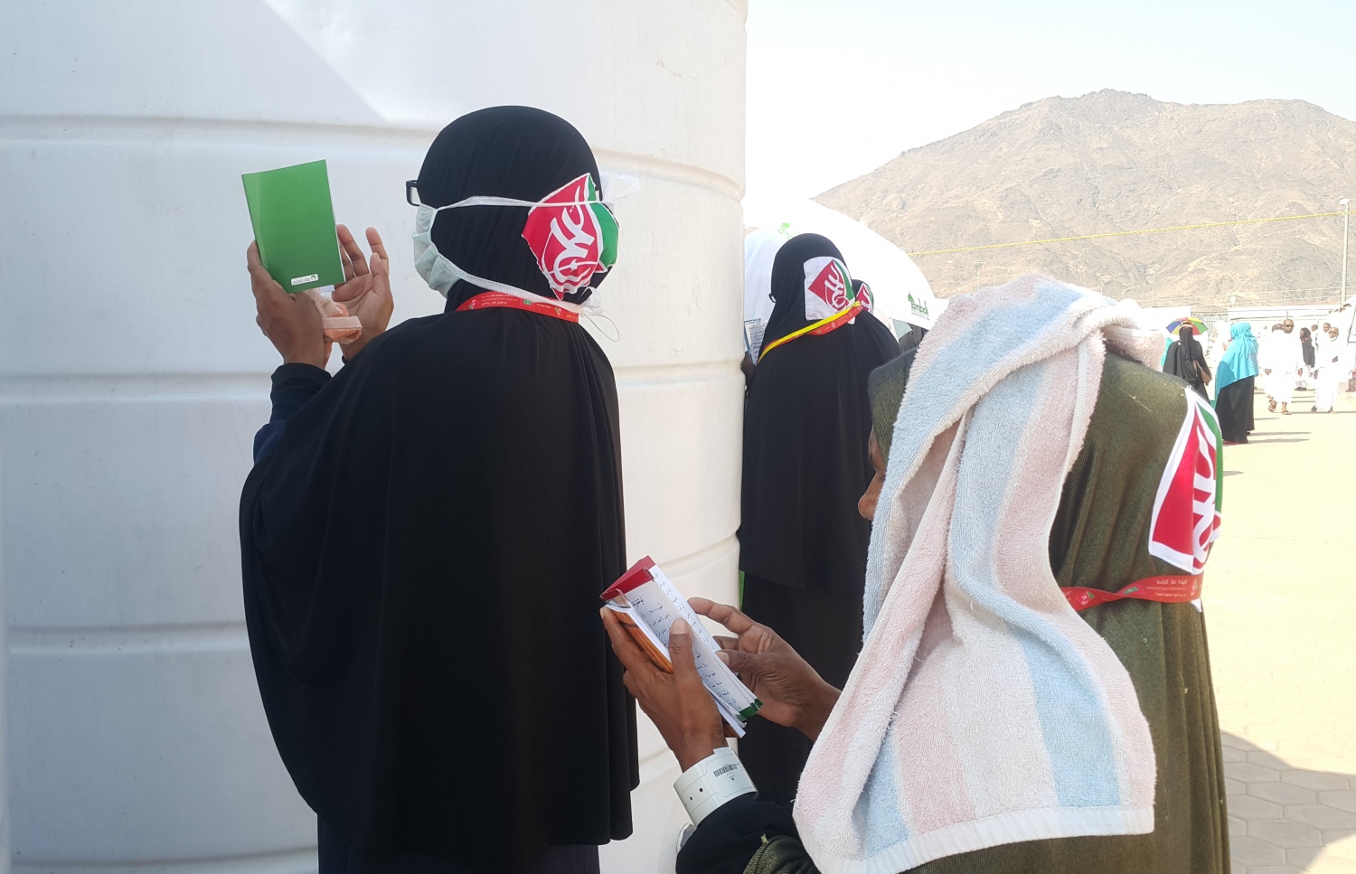 އަރަފާތު ދުވަހުގެ މެންދުރު ވަގުތު ދިވެހި ދެ ހައްޖުވެރިއަކު އަރަފާތު ބިމުގައި ތިބެ ﷲ އަށް ދުއާ ދަންނަވަނީ. --ފޮޓޯ: އަހްމަދު އަބްދުﷲ ސައީދު/މިހާރު