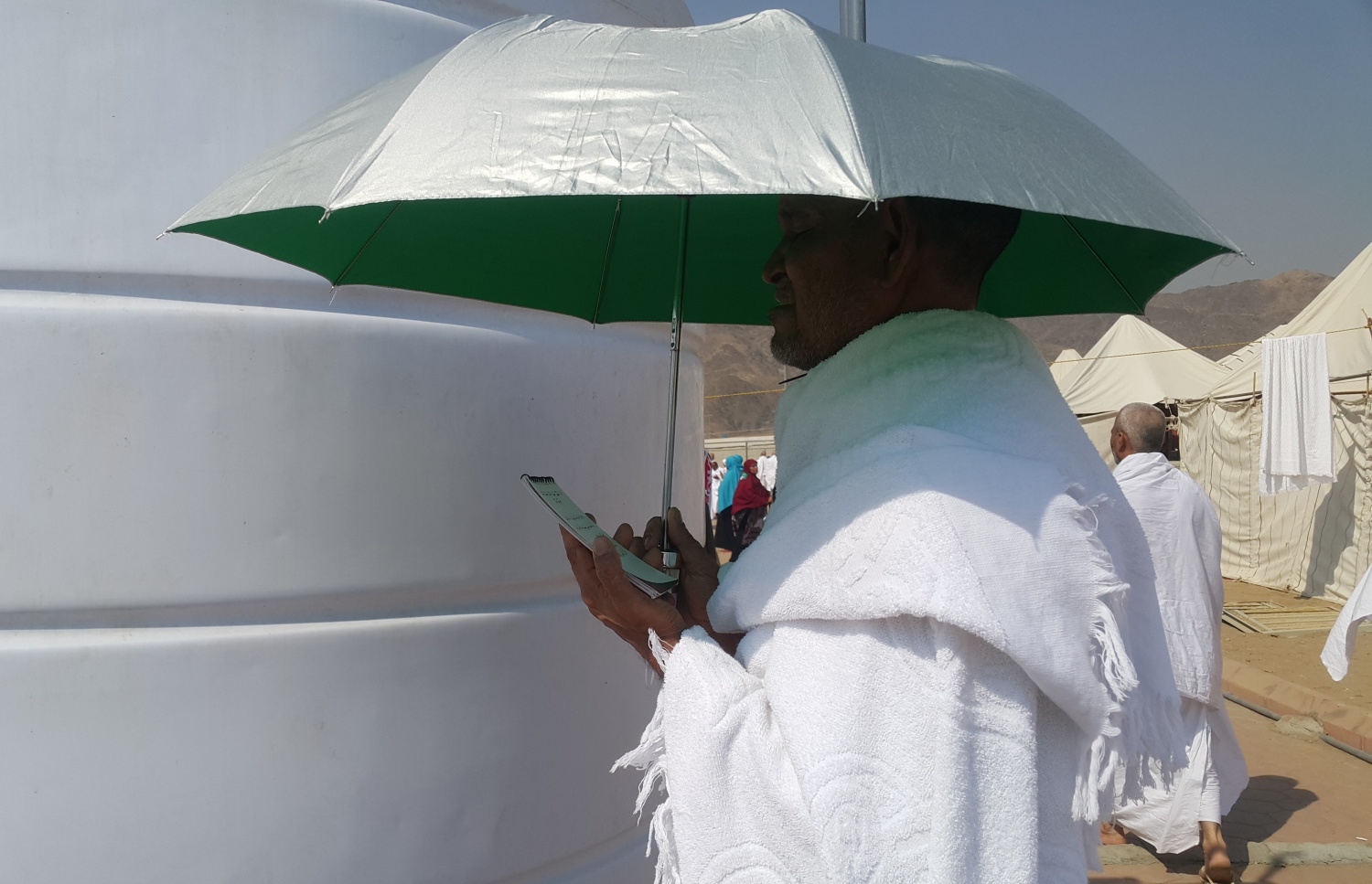 ދިވެހި ހައްޖުވެރިއަކު އަރަފާތު ބިމުގައި ކުޑައެއް ނަގައިގެން ހުރެ ދުޢާ ކުރަނީ. --ފޮޓޯ އަހްމަދު އަބްދުﷲ ސައީދު/މިހާރު