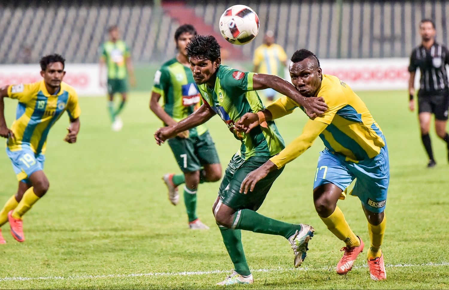 ވެލެންސިއާގެ ކަކާ (ކ) ކައިރިން މާޒިޔާގެ އަސަދުﷲ (މ) ބޯޅަ ހިފައިގެންދަނީ.-- ފޮޓޯ: ނިޝާން އަލީ/ މިހާރު