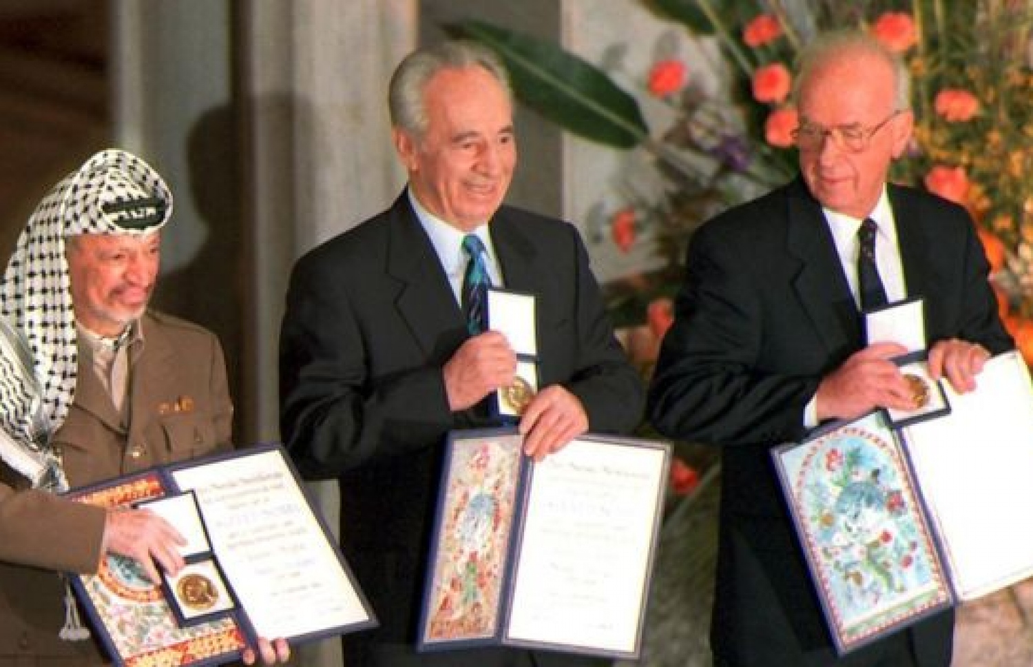 1994 ވަނަ އަހަރުގެ ނޯބެލް ސުލްހައިގެ އިނާމު ވަނީ ޕެރޭޒް (މ) އާއި ފަލަސްތީނުގެ ކުރީގެ ރައީސް ޔާސިރު އަރަފާތާއި އިޒްރޭލުގެ ކުރީގެ ބޮޑު ވަޒީރު ރަބީން އަށް ލިބިވަޑައިގެންފައި.