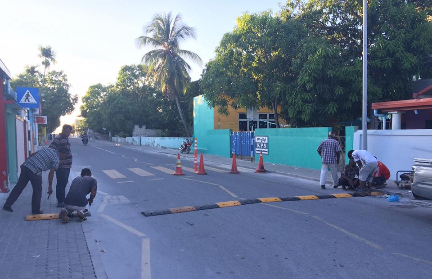 އައްޑޫ މަގެއްގައި ސްޕީޑް ބްރޭކަރެއް ހަރުކުރަނީ: ބައެއް މީހުން ވަނީ އެ އެއްޗިއްސަށް ގެއްލުން ދީފައި