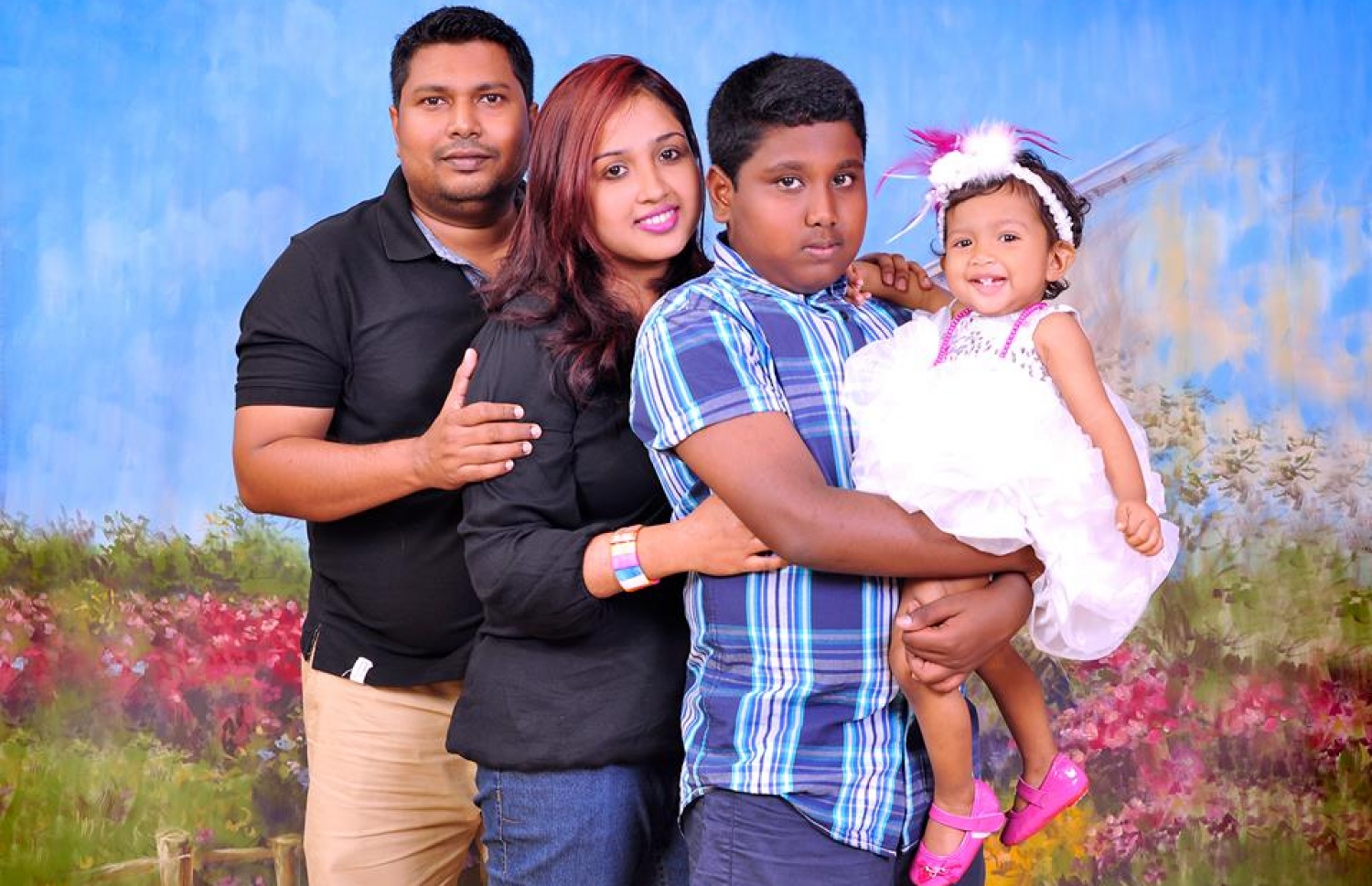 ޗިއްޕެ އަންހެނުންނާއި ދެ ދަރިންނާ އެކު.