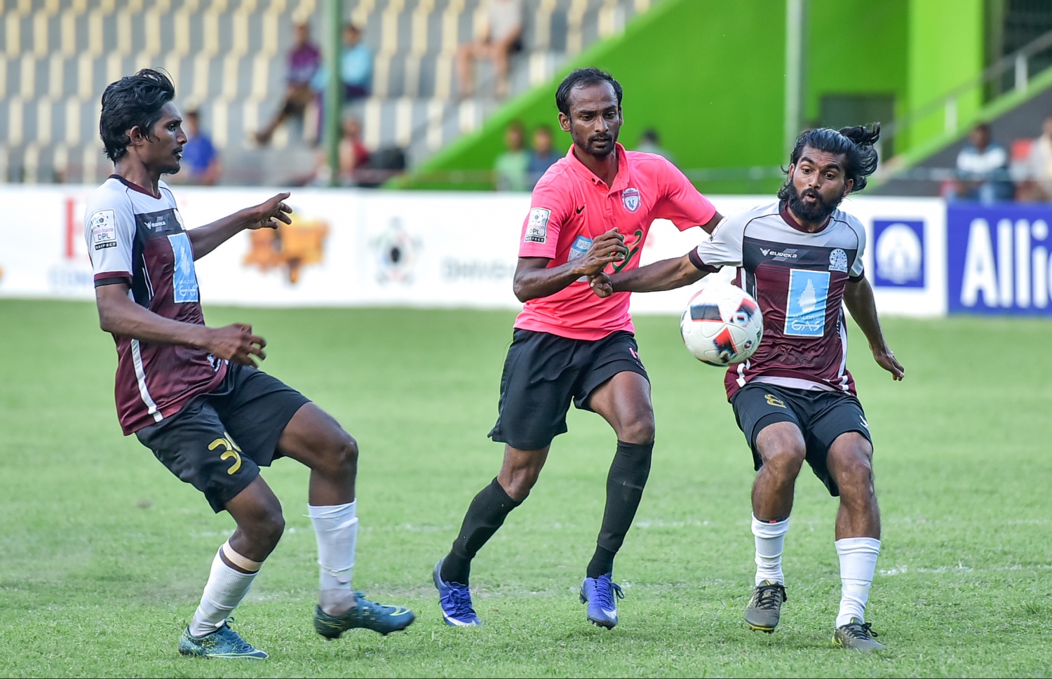 ބީޖީގެ އަފްލާހް (ކ) އާއި އައްސަދު (ވ) ކައިރިން ބޯޅަ ހޯދަން ޔުނައިޓެޑް ވިކްޓަރީގެ ހައިޝަމް (މ) މަސައްކަތްކުރަނީ.-- ފޮޓޯ: ނިޝާން އަލީ/ މިހާރު