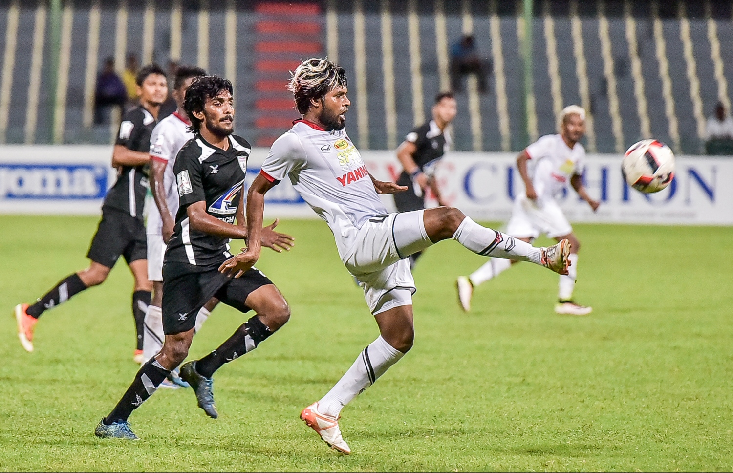 ޓީސީގެ އައްމަޑޭ (ކ) ބޯޅަ ޖަހާއިރު އީގަލްސްގެ ކުޅުންތެރިޔަކު ސަމާލުވެގެން. --ފޮޓޯ: ނިޝާން އަލީ/ މިހާރު