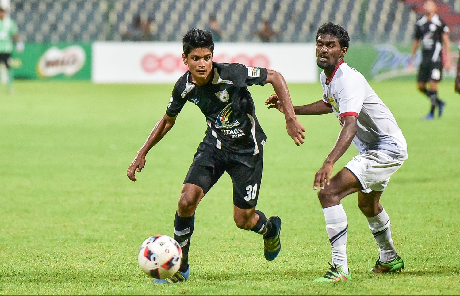 2016 ވަނަ އަހަރުގެ މެޗެއްގެ ތެރެއިން އީގަލްސްގެ ރާއިފް (ވ) އަތުން ބޯޅަ ހޯދަން ޓީސީގެ މުރުތަލާ މަސައްކަތްކުރަނީ. --ފޮޓޯ: ނިޝާން އަލީ/ މިހާރު