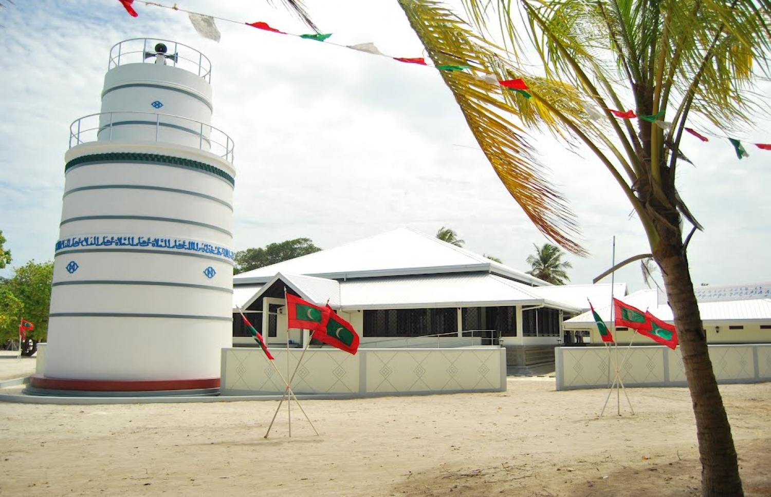 މާލޭ ހުކުރު މިސްކިތް ނަލަކުކޮށްގެން އުލިގަމުގައި ހެދި މިސްކިތުގެ މުންނާރުގައި ގުރުއާނުގެ އަކުރުތައް ސިމެންތިން ކަނޑާ ނަގާފައި.