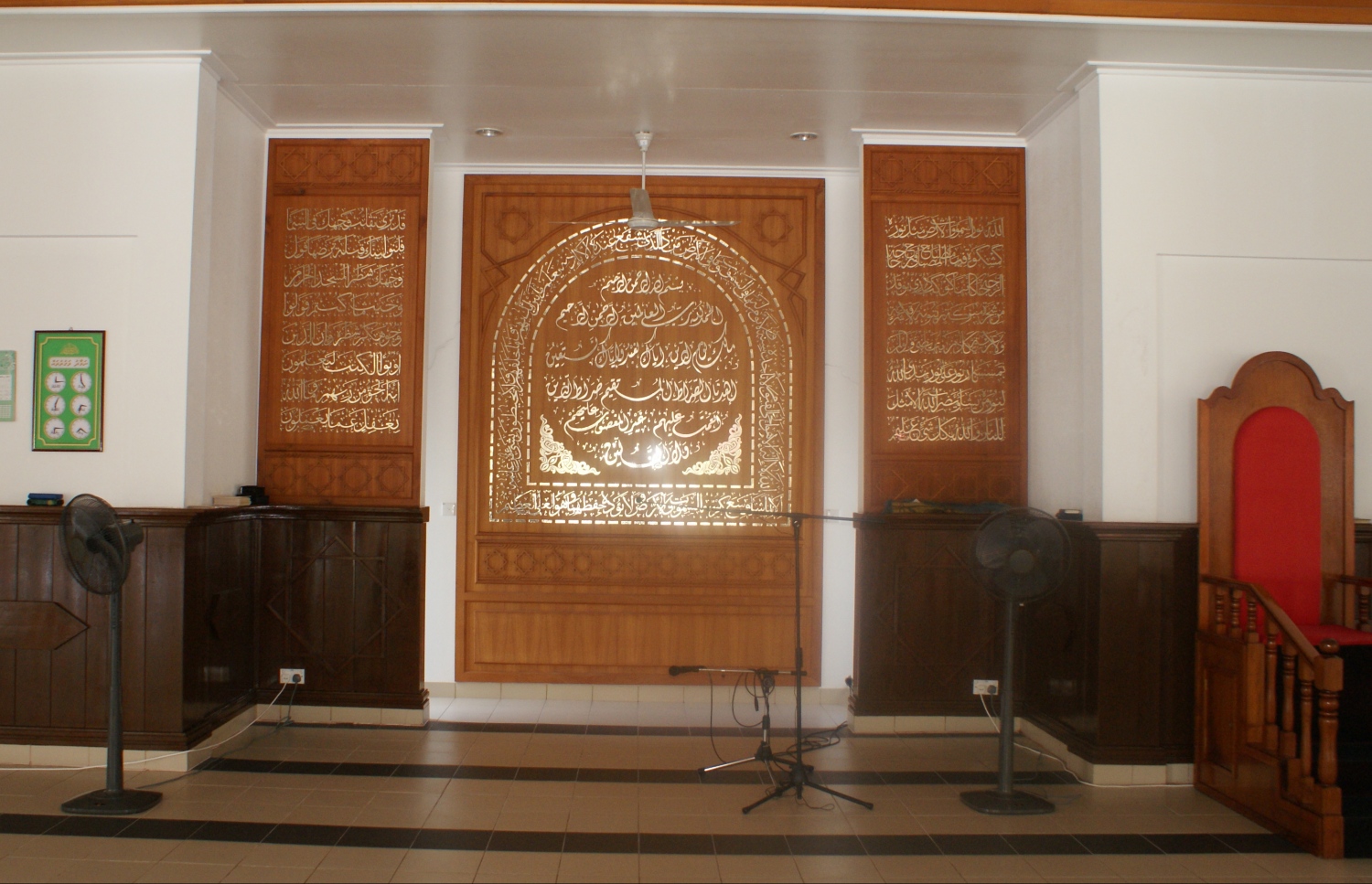 އުތީމު ގަނޑުވަރު ކައިރީ ހަދާފައިވާ ބޮޑު މިސްކިތުގައި ފަރުހާދު ލިއެފައިވާ ގުރުއާނުގެ ބޯޑުތައް ހަރުކޮށްފައި