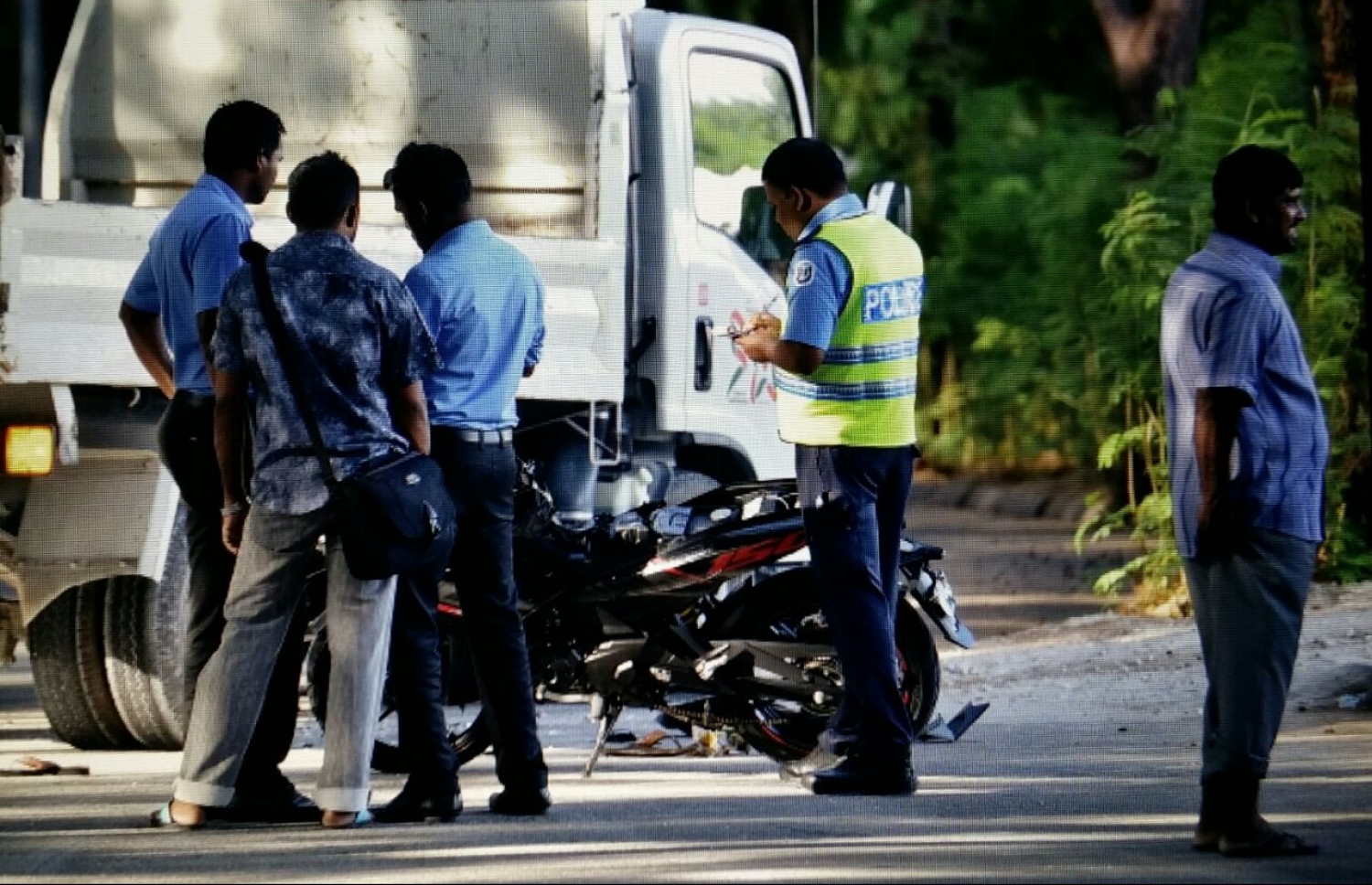 އެކްސިޑެންޓެއް ހިނގި ސަރަހައްދުގައި ފުލުހުން ހަރަކާތްތެރިވަނީ --- ފޮޓޯ/މިހާރު