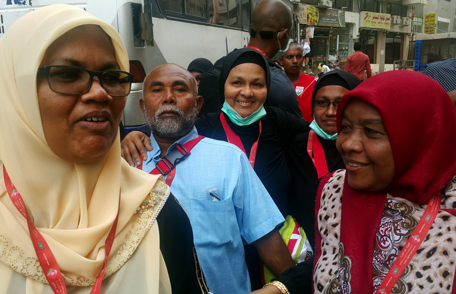 ހައޖްު ކޯޕަރޭޝަންގެ ހަވާލުގައި އައި ބައެއް ހައްޖުވެރިން ރާއްޖެ ދިއުމަށްޓަކައި ޖިއްދާ އެއާޕޯޓަށް ދިއުމަށް މައްކާގެ ހޮޓަލުން މިއަދު ބަހަށް އަރަނީ. -- ފޮޓޯ އަހްމަދު އަބްދުﷲ ސައީދު/މިހާރު