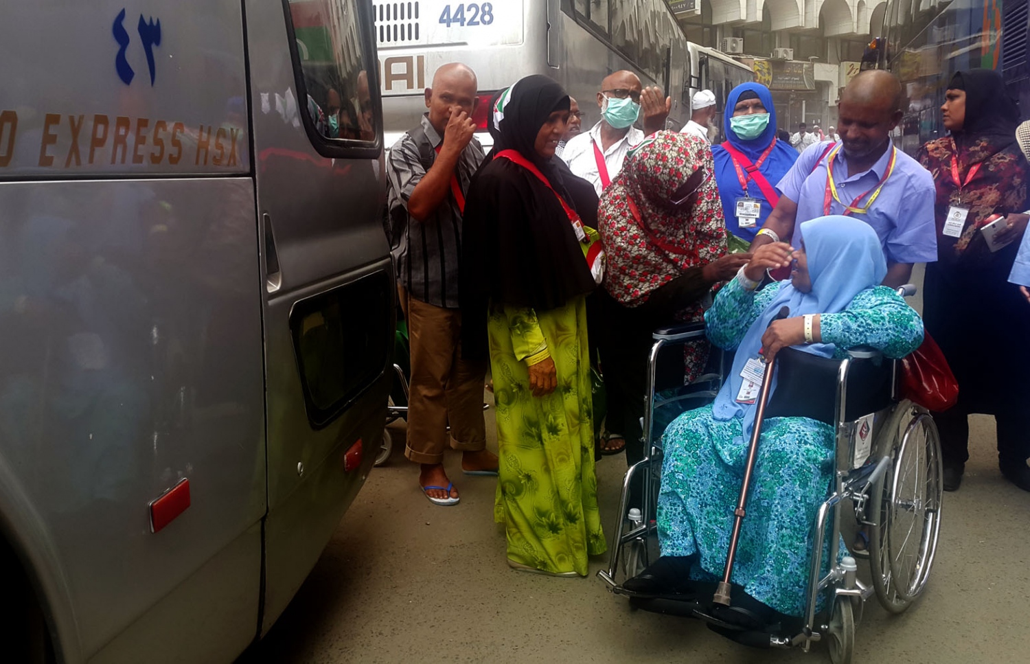 ހައޖްު ކޯޕަރޭޝަންގެ ހަވާލުގައި އައި ބައެއް ހައްޖުވެރިން ރާއްޖެ ދިއުމަށްޓަކައި ޖިއްދާ އެއާޕޯޓަށް ދިއުމަށް މައްކާގެ ހޮޓަލުން މިއަދު ބަހަށް އަރަނީ. -- ފޮޓޯ އަހްމަދު އަބްދުﷲ ސައީދު/މިހާރު