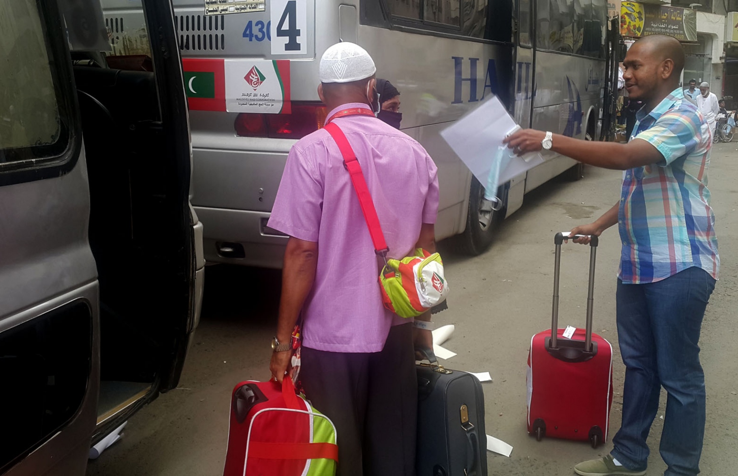 ހައޖްު ކޯޕަރޭޝަންގެ ހަވާލުގައި އައި ބައެއް ހައްޖުވެރިން ރާއްޖެ ދިއުމަށްޓަކައި ޖިއްދާ އެއާޕޯޓަށް ދިއުމަށް މައްކާގެ ހޮޓަލުން މިއަދު ބަހަށް އަރަނީ. -- ފޮޓޯ އަހްމަދު އަބްދުﷲ ސައީދު/މިހާރު