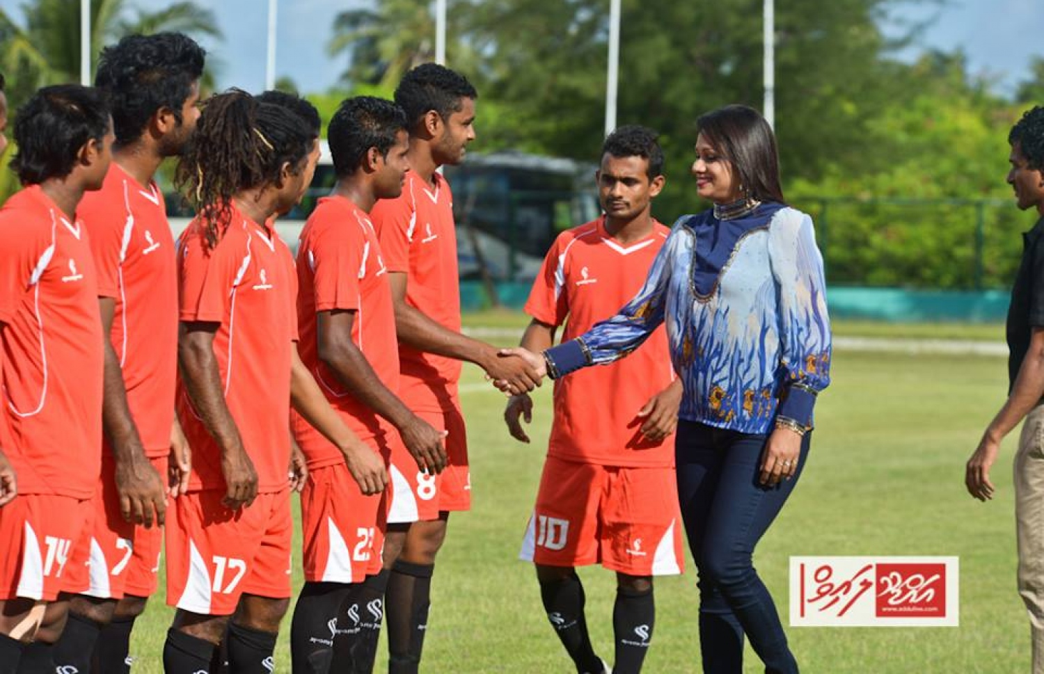 އިއްޔެ ފޭދު އާ ދެކޮޅަށް ކުޅުނު ފުވައްމުލަކު ޓީމާ ނާޒިމާ ސަލާން ކުރަނީ.