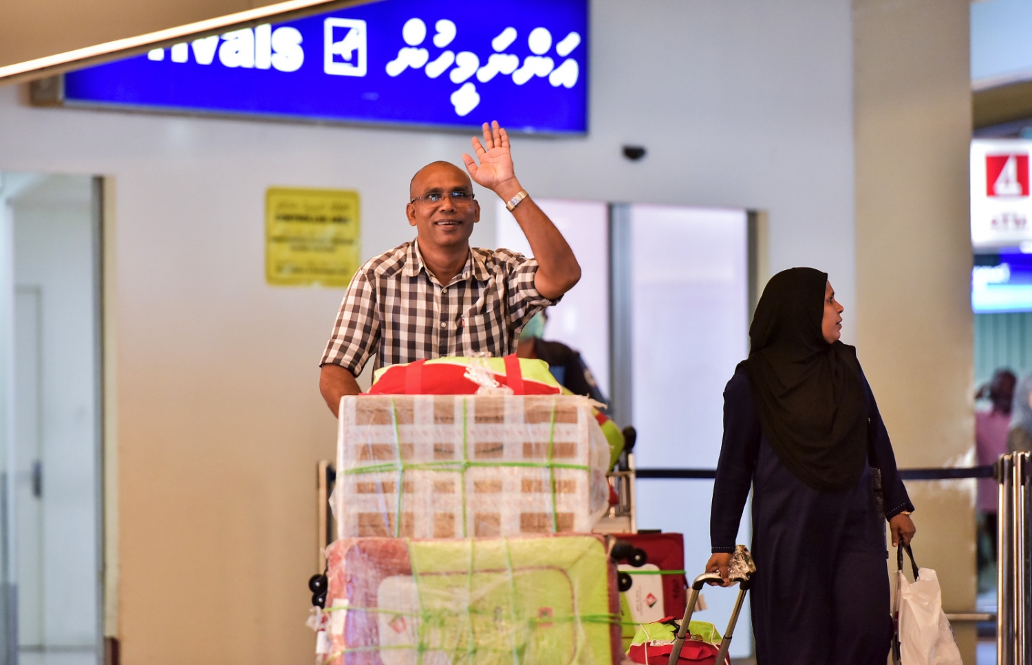 ހުޅުލެ، ސެޕްޓެމްބަރު 17، 2016 - ރާއްޖެއިން ހައްޖަށް ދިޔަ މީހުންގެ ތެރެއިން ރާއްޖެ އައި ފުރަތަމަ ގްރޫޕްގައި ހިމެނުނު މީހަކު، އާއިލާގެ މީހުންނަށް އަތުން އިޝާރާތްކޮށްލަނީ. އެންމެ ފުރަތަމަ އައީ ހައްޖު ކޯޕަރޭޝަންގެ ހަވާލުގައި ހައްޖަށް ދިޔަ މީހުންގެ ތެރެއިން 252 މީހަކު. -- ފޮޓޯ: ނިޝާން އަލީ/މިހާރު