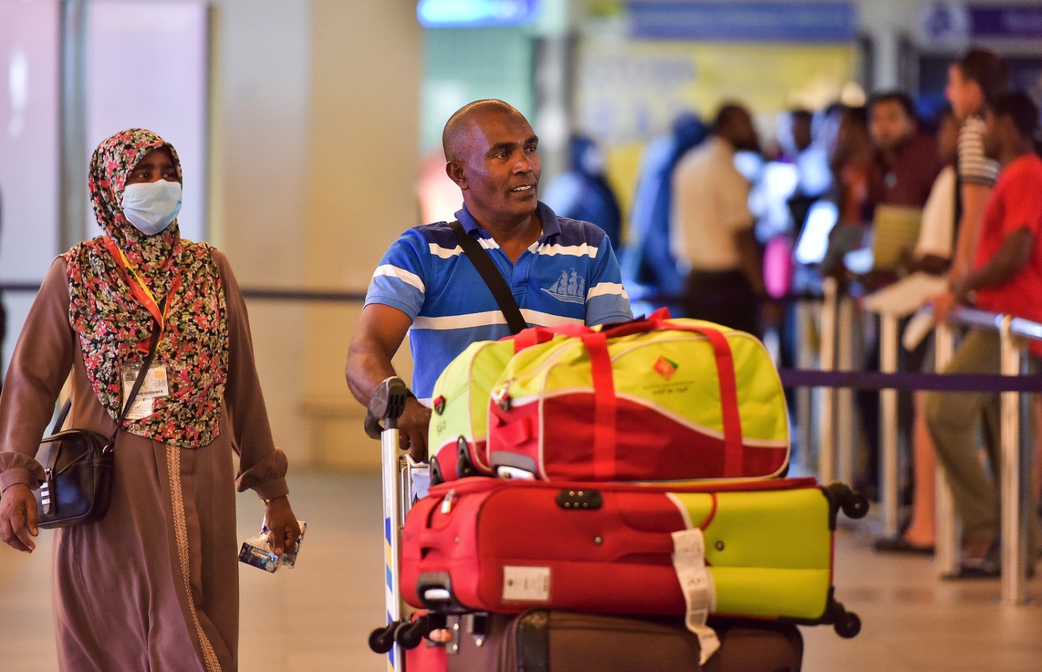 ހުޅުލެ، ސެޕްޓެމްބަރު 17، 2016 - ރާއްޖެއިން ހައްޖަށް ދިޔަ މީހުންގެ ތެރެއިން ރާއްޖެ އައި ފުރަތަމަ ގްރޫޕްގައި ހިމެނުނު ދެ މީހަކު. އެންމެ ފުރަތަމަ އައީ ހައްޖު ކޯޕަރޭޝަންގެ ހަވާލުގައި ހައްޖަށް ދިޔަ މީހުންގެ ތެރެއިން 252 މީހަކު. -- ފޮޓޯ: ނިޝާން އަލީ/މިހާރު