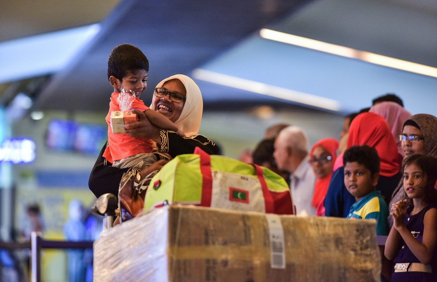 ހުޅުލެ، ސެޕްޓެމްބަރު 17، 2016 - ރާއްޖެއިން ހައްޖަށް ދިޔަ މީހުންގެ ތެރެއިން ރާއްޖެ އައި ފުރަތަމަ ގްރޫޕްގައި ހިމެނުނު މީހަކު ކުއްޖަކު އުރާލަނީ. އެންމެ ފުރަތަމަ އައީ ހައްޖު ކޯޕަރޭޝަންގެ ހަވާލުގައި ހައްޖަށް ދިޔަ މީހުންގެ ތެރެއިން 252 މީހަކު. -- ފޮޓޯ: ނިޝާން އަލީ/މިހާރު