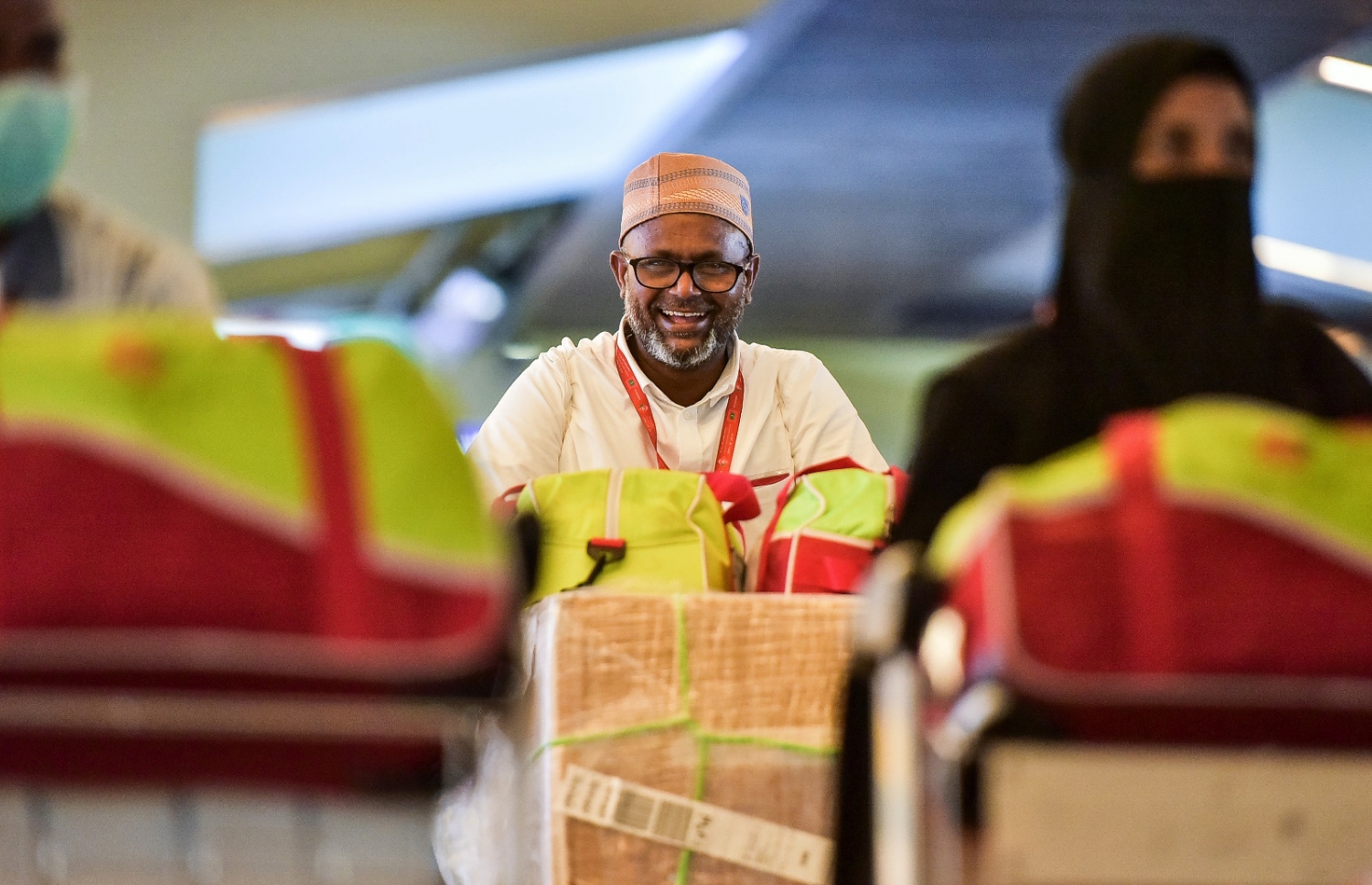 ހުޅުލެ، ސެޕްޓެމްބަރު 17، 2016 - ރާއްޖެއިން ހައްޖަށް ދިޔަ މީހުންގެ ތެރެއިން ރާއްޖެ އައި ފުރަތަމަ ގްރޫޕްގައި ހިމެނުނު މީހަކު ޓާމިނަލުން ނިކުމެގެން އަންނައިރު ހިނިތުންވެފައި. އެންމެ ފުރަތަމަ އައީ ހައްޖު ކޯޕަރޭޝަންގެ ހަވާލުގައި ހައްޖަށް ދިޔަ މީހުންގެ ތެރެއިން 252 މީހަކު. -- ފޮޓޯ: ނިޝާން އަލީ/މިހާރު