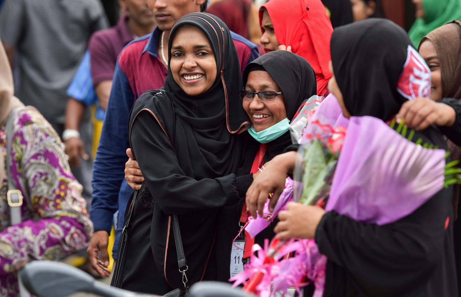 ހުޅުލެ، ސެޕްޓެމްބަރު 17، 2016 - ރާއްޖެއިން ހައްޖަށް ދިޔަ މީހުންގެ ތެރެއިން ރާއްޖެ އައި ފުރަތަމަ ގްރޫޕްގައި ހިމެނުނު މީހަކަށް މަރުހަބާ ކިޔަނީ. އެންމެ ފުރަތަމަ އައީ ހައްޖު ކޯޕަރޭޝަންގެ ހަވާލުގައި ހައްޖަށް ދިޔަ މީހުންގެ ތެރެއިން 252 މީހަކު. -- ފޮޓޯ: ނިޝާން އަލީ/މިހާރު