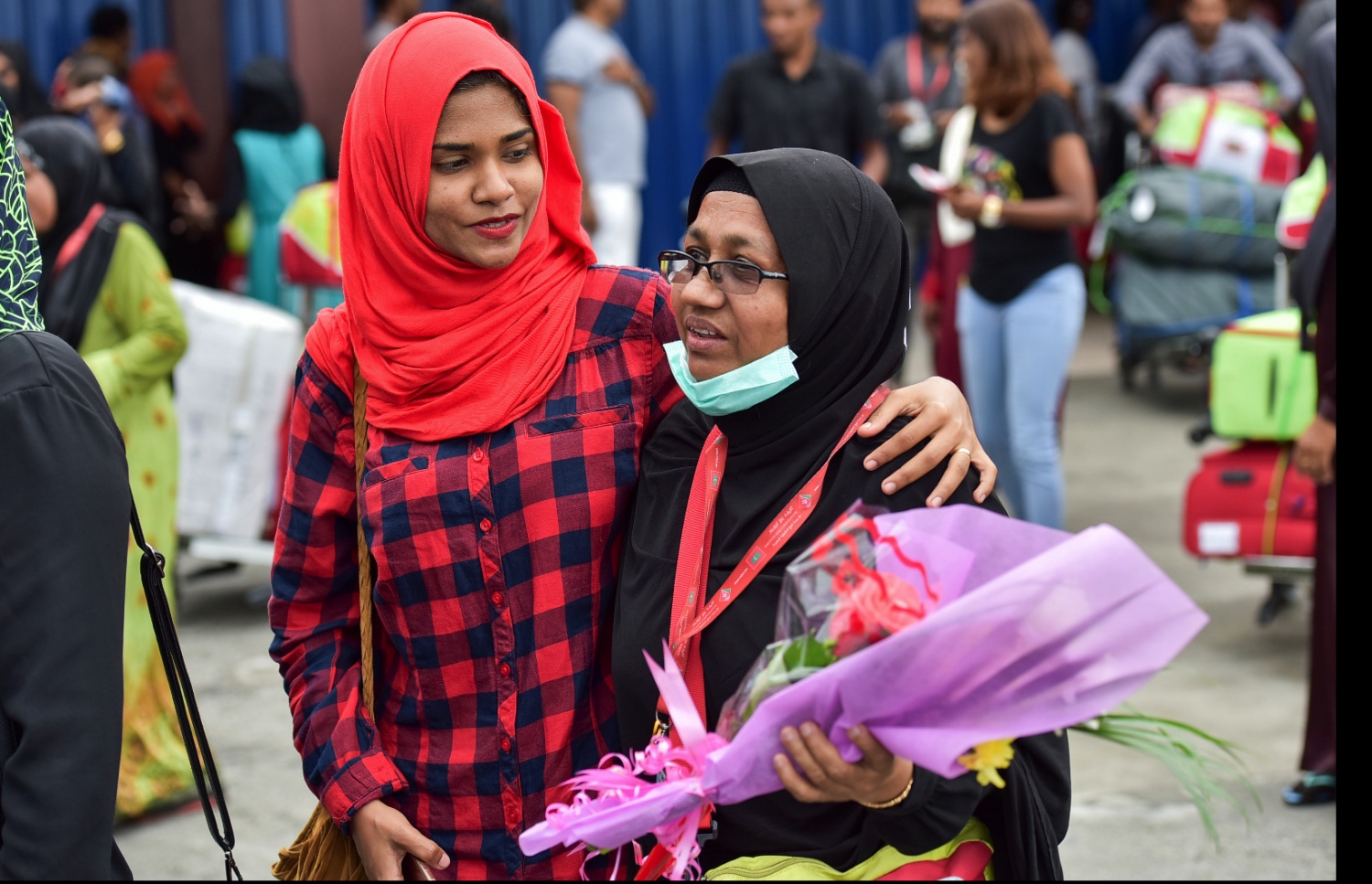 ހުޅުލެ، ސެޕްޓެމްބަރު 17، 2016 - ރާއްޖެއިން ހައްޖަށް ދިޔަ މީހުންގެ ތެރެއިން ރާއްޖެ އައި ފުރަތަމަ ގްރޫޕްގައި ހިމެނުނު މީހަކަށް މަރުހަބާ ކިޔަނީ. އެންމެ ފުރަތަމަ އައީ ހައްޖު ކޯޕަރޭޝަންގެ ހަވާލުގައި ހައްޖަށް ދިޔަ މީހުންގެ ތެރެއިން 252 މީހަކު. -- ފޮޓޯ: ނިޝާން އަލީ/މިހާރު