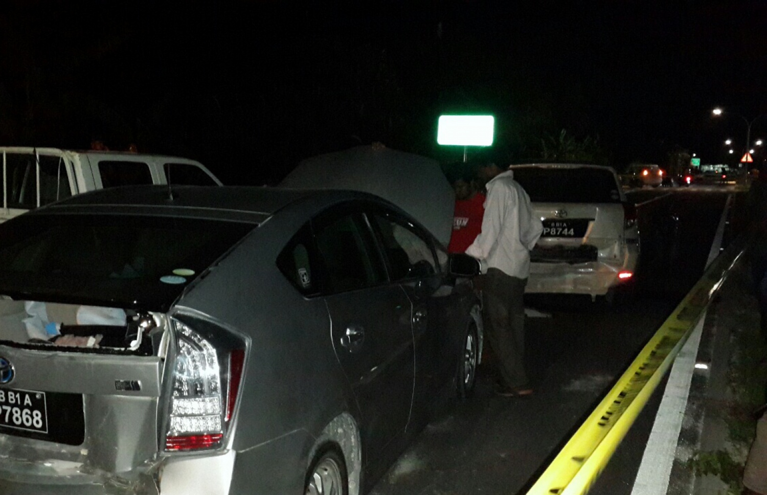 މިދިޔަ ބޮޑު އީދުގައި ކާރުތަކެއް އެކްސިޑެންޓުވެފައި: މި އެކްސިޑެންޓުގައި އެކި މީހުންނަށް އެކިވަރުގެ އަނިޔާވި.---ފޮޓޯ: އަހުމަދު ހަމްދޫން/މިހާރު