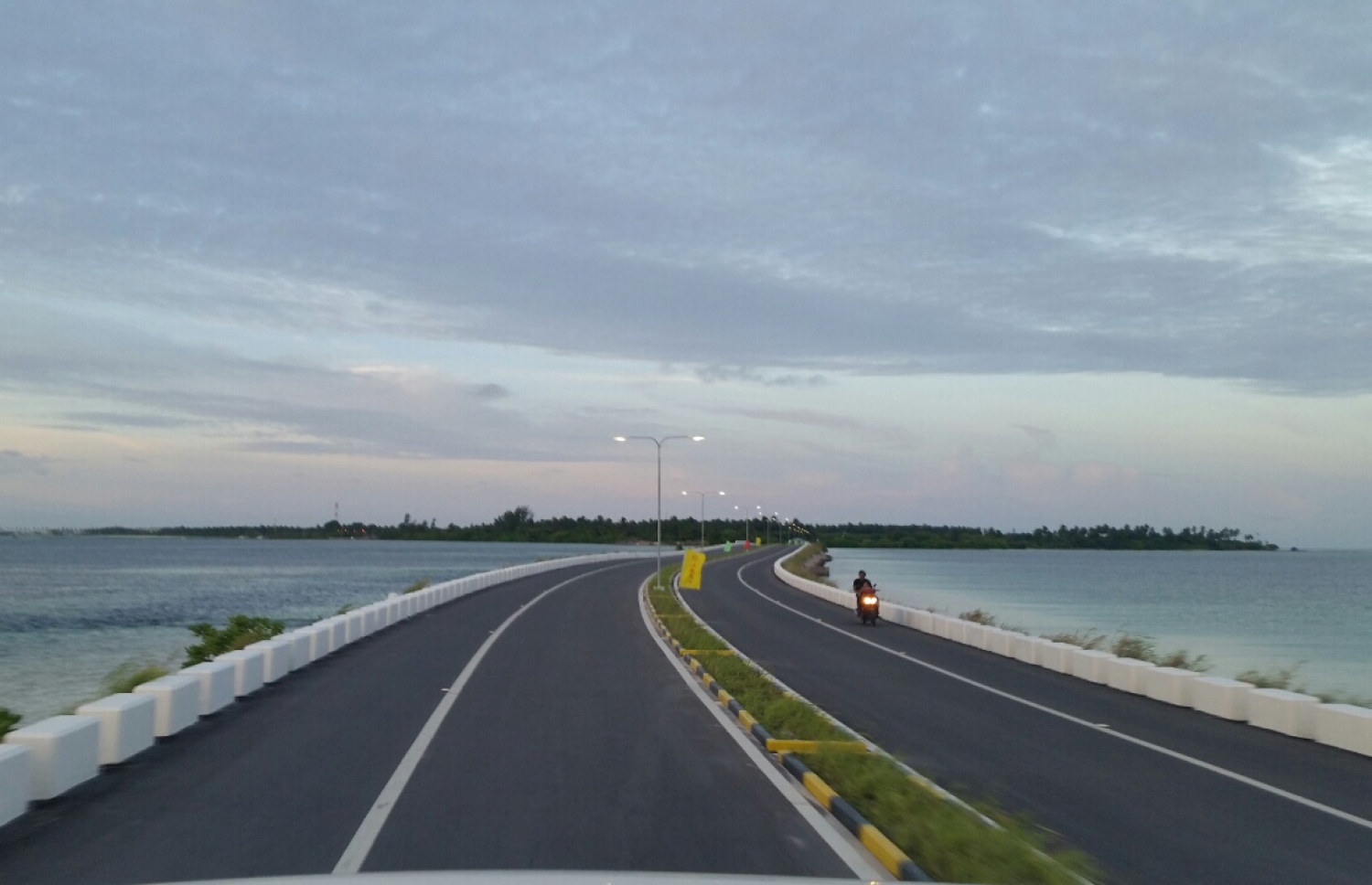 ލާމު ލިންކް ރޯޑްގައި މީހަކު ސައިކަލް ދުއްވާފައި ދަނީ.---ފޮޓޯ: އަހުމަދު ހަމްދޫން/މިހާރު