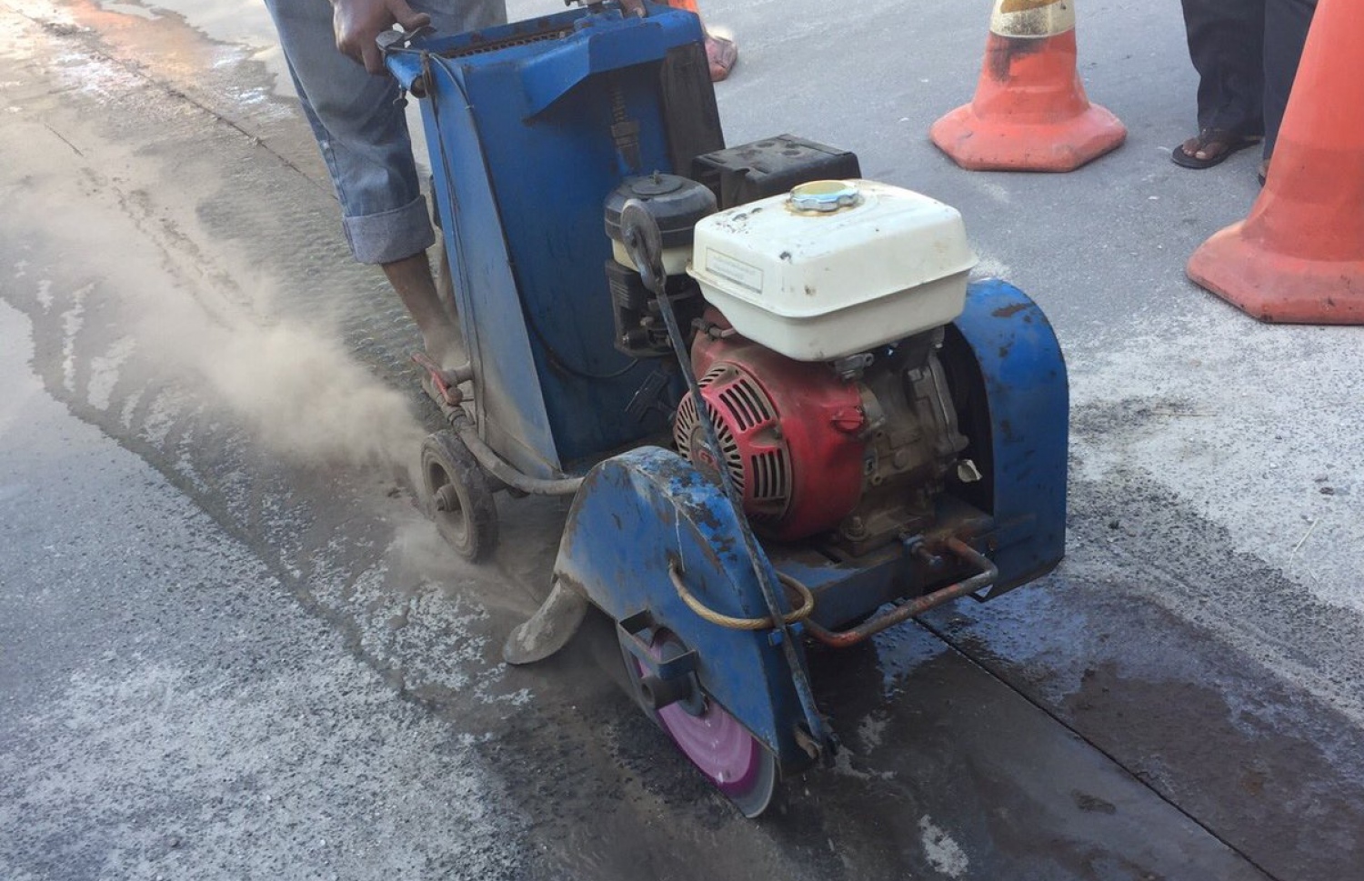 ސްޕީޑް ބްރޭކަރު އަޅާ ދިމާއަކުން ތާރުގަނޑު ނަގަނީ.--- ފޮޓޯ: ހައުސިން މިނިސްޓްރީ