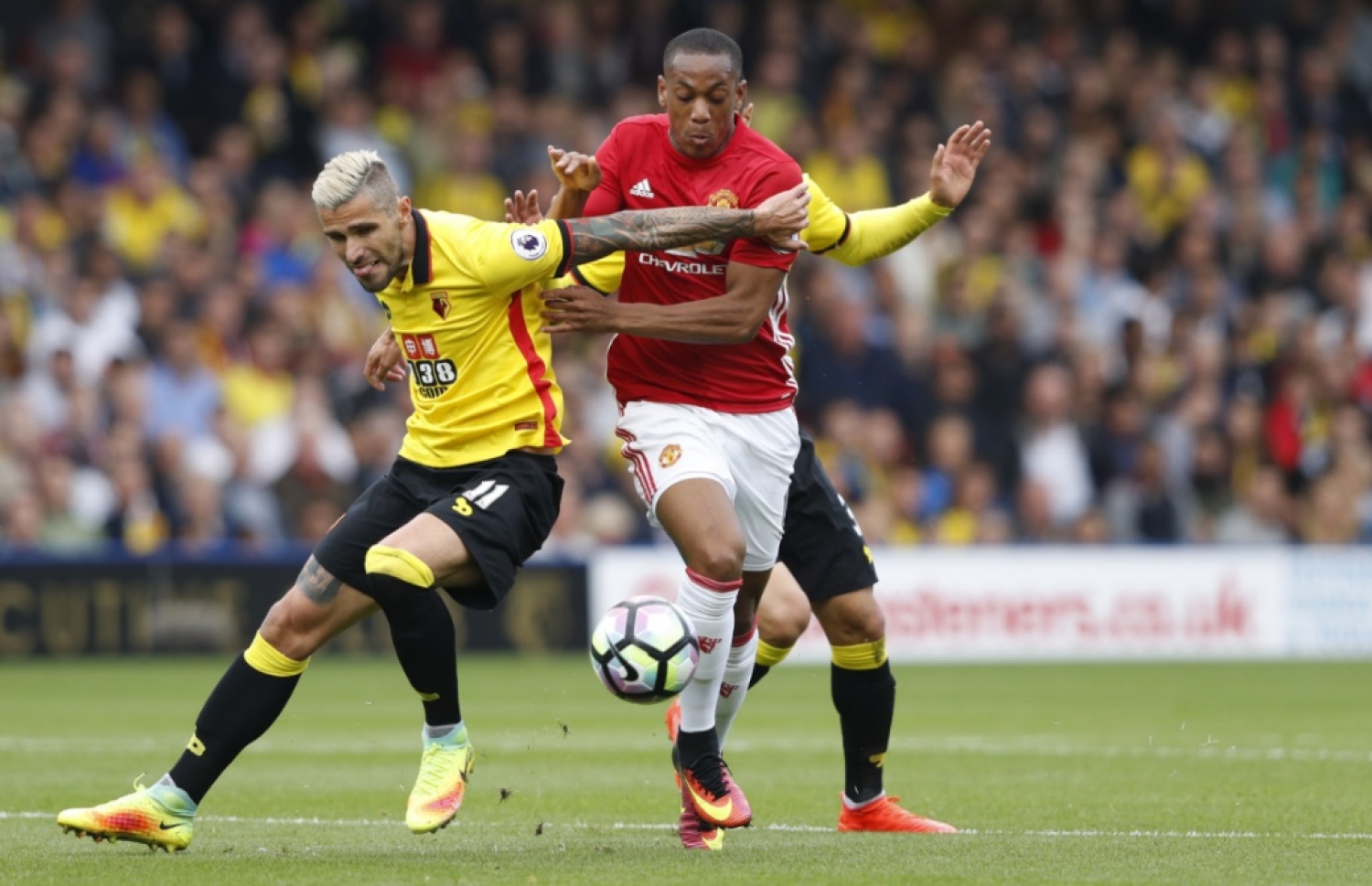 މެންޗެސްޓާ ޔުނައިޓެޑުގެ މާޝިއަލް (ކ) އަތުން ބޯޅަ ހޯދަން ވެޓްފޯޑުގެ ބެހްރާމީ މަސައްކަތްކުރަނީ. --ފޮޓޯ: އޭއެފްޕީ