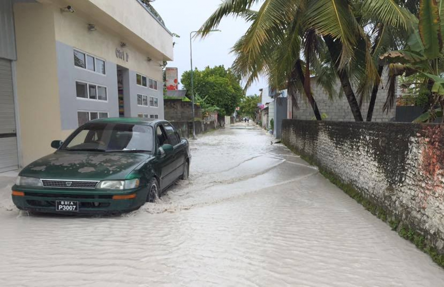 ހިތަދޫގެ މަގެއްގައި ފެން ބޮޑުވެފައި: ވިއްސާރަ ދުވަސްވަރު ފެން ހަރުލުމުގެ ސަބަބުން ވެސް މަދިރި އާލާވޭ.-- ފޮޓޯ: އެމްއާރްޑީސީ