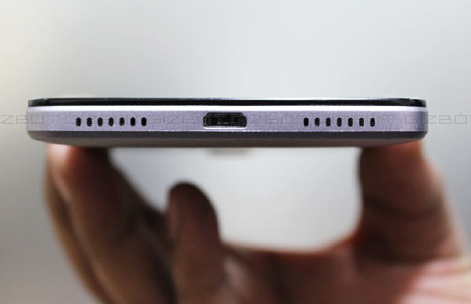 ވާވޭ އޮނާ 7ގެ ފުލުގައި ދެ ސްޕީކަރު އިންނަހެން ހީވި ނަމަ ވެސް އެއީ ރީތިކުރަން ޖައްސާފައި ހުރި ސިފައެއް