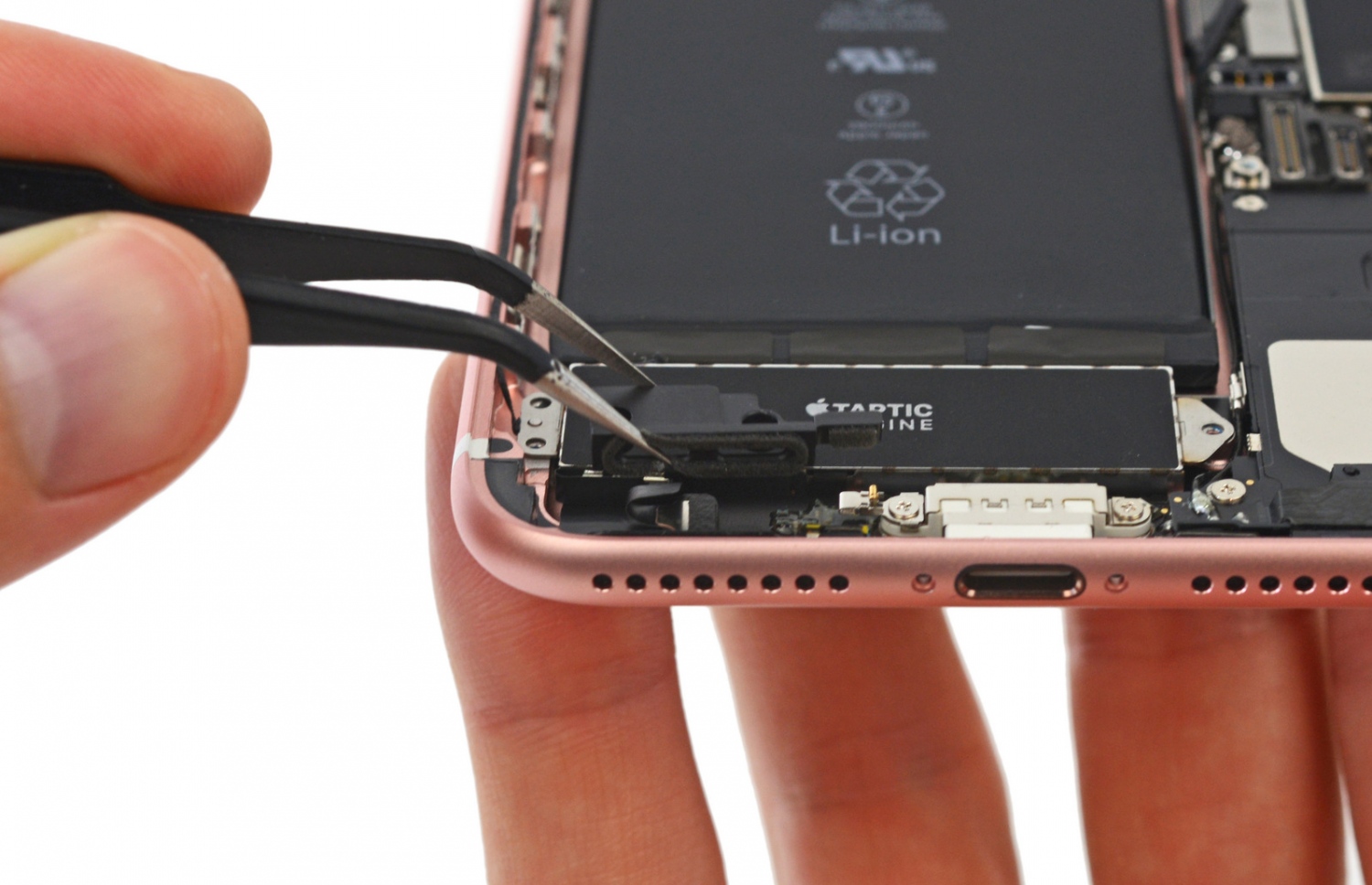 އައިފޯން 7 ގެ އެތެރޭގައި، ކުރިން ހެޑްފޯން ޖެކް ޖެހި ދިމާ މިހާރު އޮންނަ ގޮތް. -- ފޮޓޯ: އައިފިކްސްއިޓް