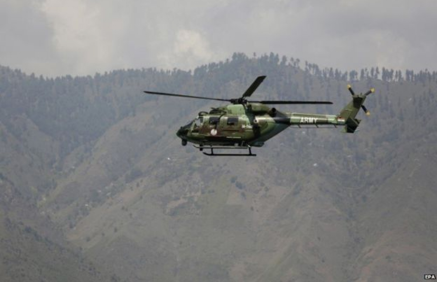 ހަމަލާ ދިން އަސްކަރީ މަރުކަޒު ހިމެނޭ ސަރަހައްދު މަތިން އިންޑިއާ ސިފައިންގެ ހެލިކޮޕްޓަރެއް ދަތުރު ކުރަނީ.