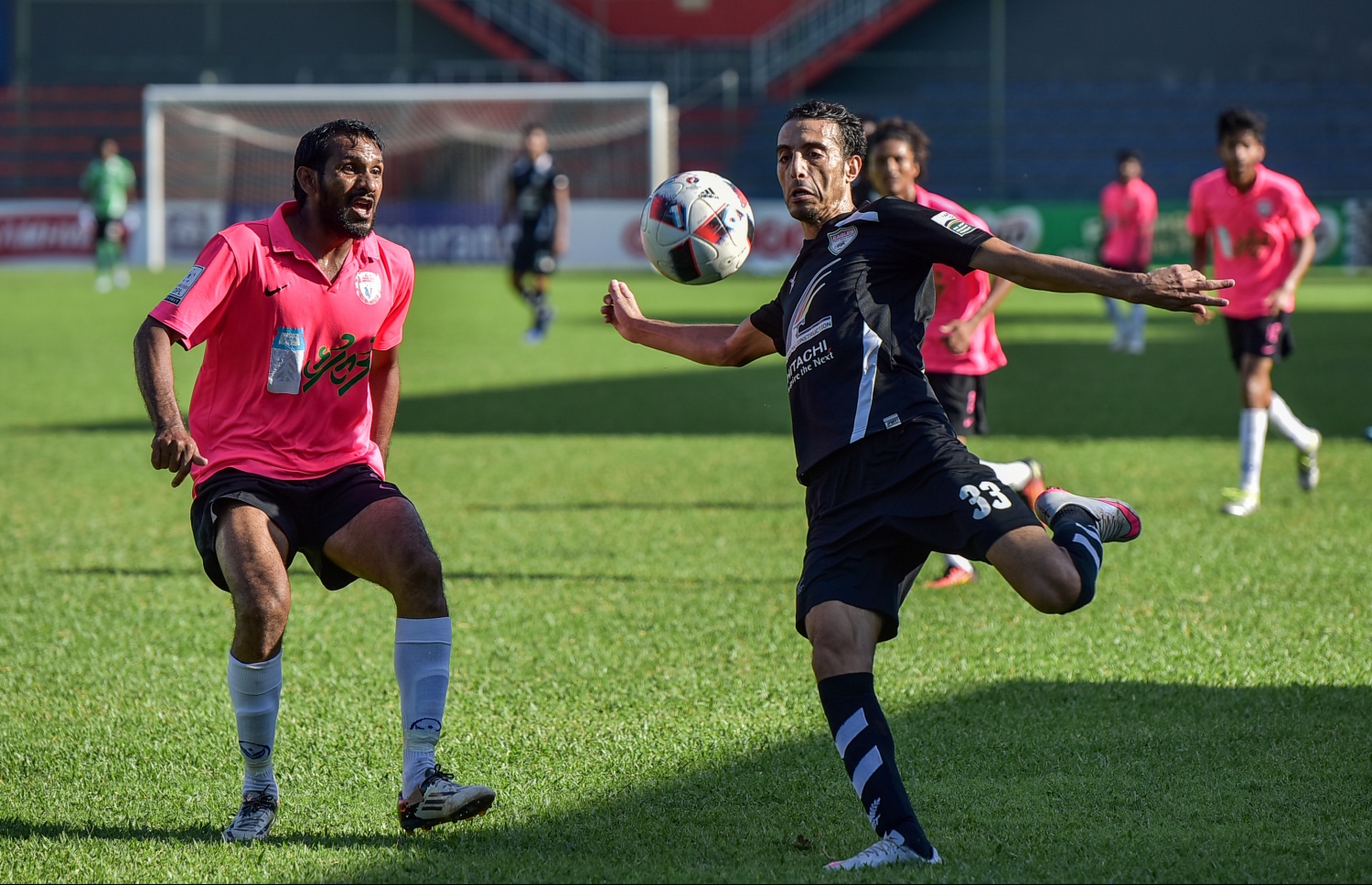 އީގަލްސްގެ ސެޑިކް (ކ) ބޯޅަ ފޮނުވާލާއިރު ޔުނައިޓެޑް ވިކްޓަރީ މަޒުހަރު ބަލަހައްޓައިގެން.--- ފޮޓޯ: ނިޝާން އަލީ/ މިހާރު