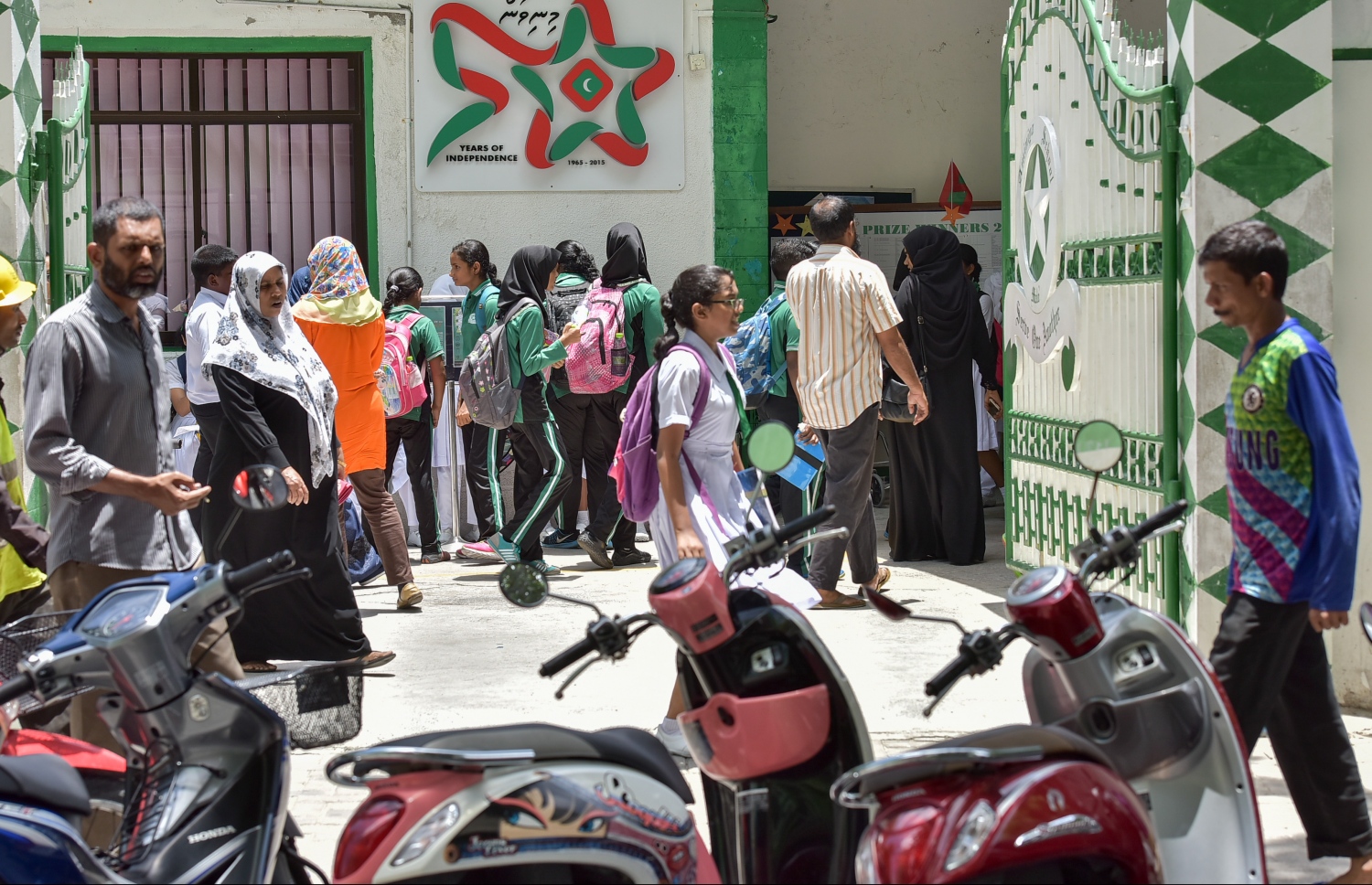 ދަރިވަރުންތަކެއް ސްކޫލަށް ވަންނަނީ.-- ފޮޓޯ: މިހާރު