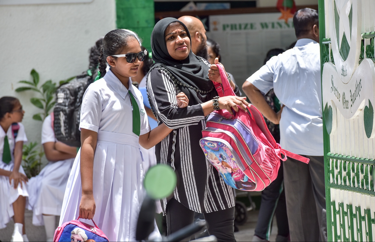 އަމީނިއްޔާ ސްކޫލުގެ ދަރިވަރަކު އޭނާގެ ފޮތް ދަބަސް ބެލެނިވެރިޔާ އަތަށް ދީގެން ސްކޫލުން ނިކުންނަނީ-- މިހާރު ފޮޓޯ