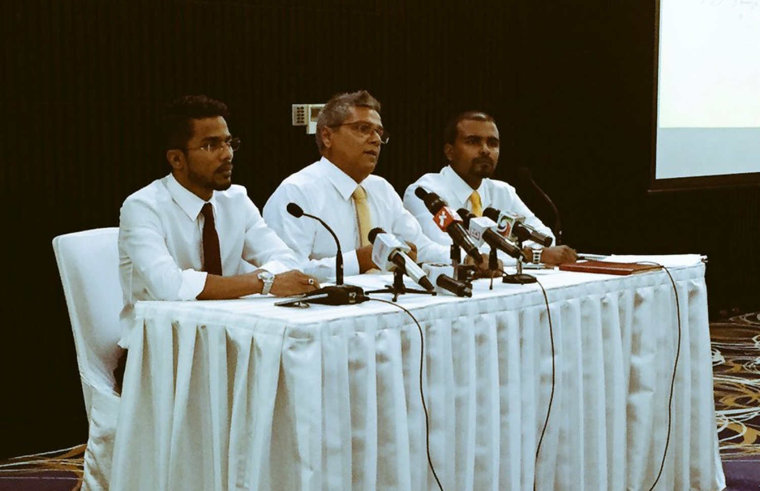 އެމްޑީޕީ އިސްލާހުކުރުމާ ގުޅޭގޮތުން މައުލޫމާތު ދޭން ބޭއްވި ޕްރެސް ކޮންފަރެންސްގައި މޫސަ އާއި އަލްހާން އަދި ސުޖާއު ބައިވެރިވެވަޑައިގަންނަވަނީ. --ސޯޝަލްމީޑިއާ ފޮޓޯ: ޗެނަލް13